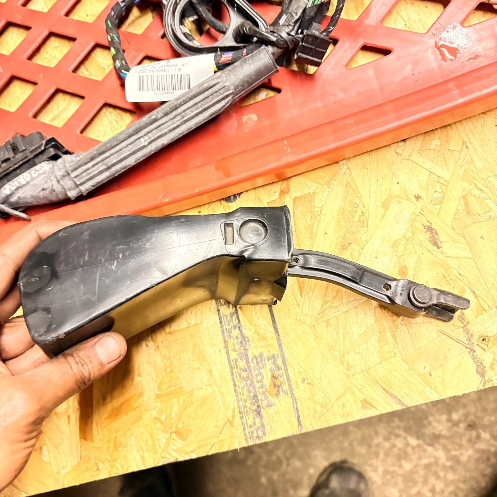 2009 SKODA SUPERB N/S/F PASSDENGER SIDE LEFT FRONT DOOR CATCH STRAP