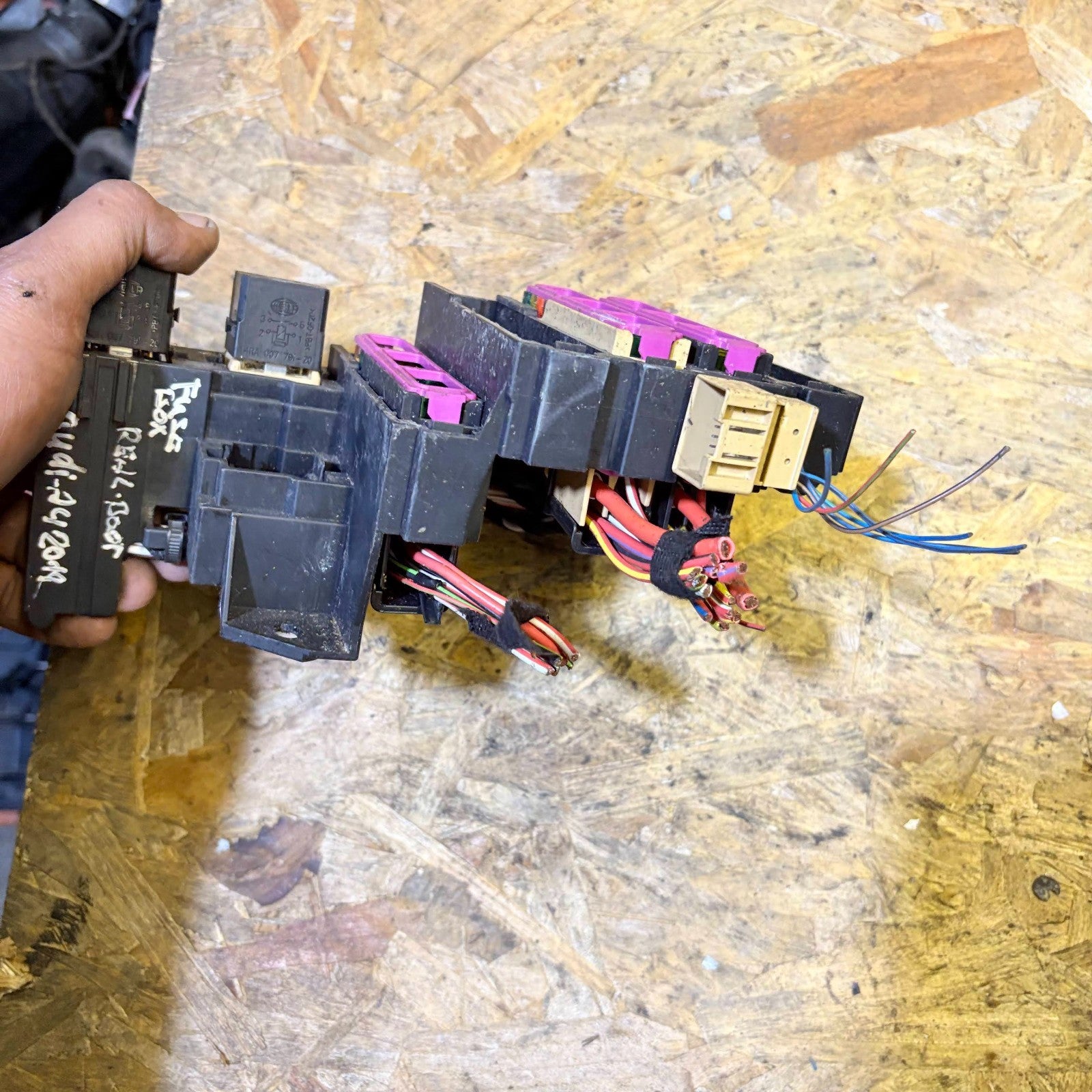 AUDI A4 B9 8W 2015-2019 REAR BOOT FUSE RELAY BOX BOARD CARRIER CUT WIRE