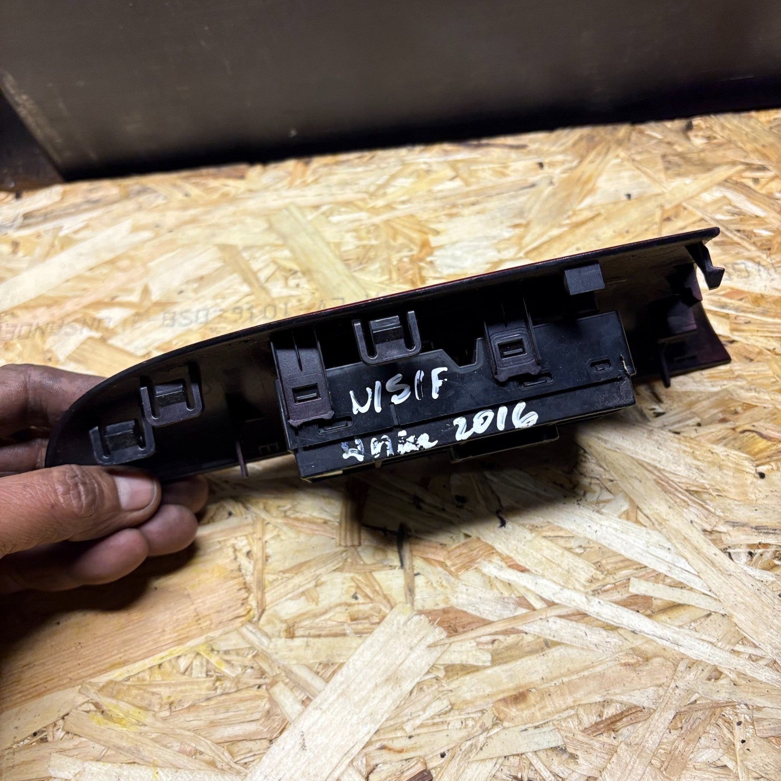 2010-2019 NISSAN JUKE PASSENGER FRONT LEFT SIDE WINDOW SWITCH 25411-1KA5A