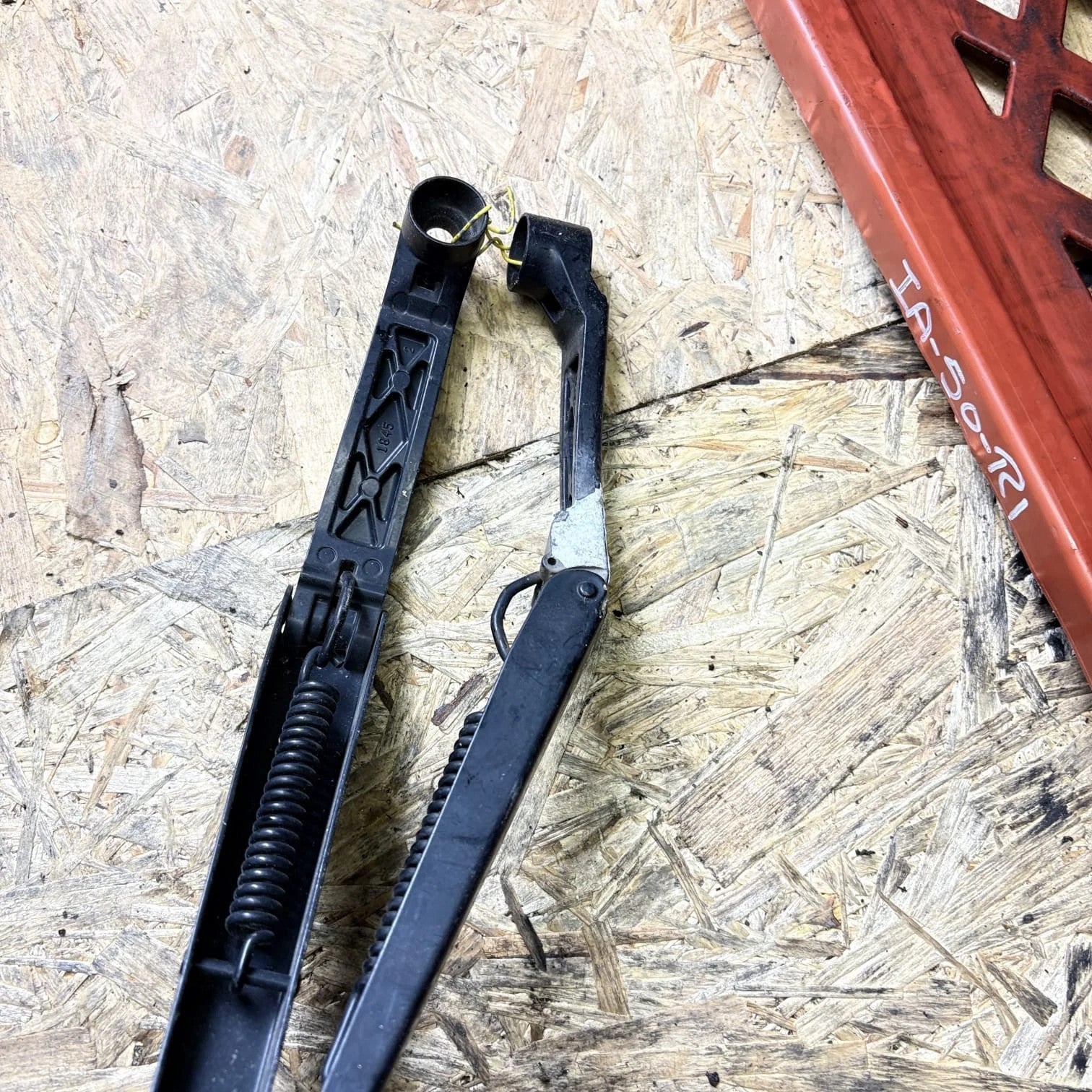 Mitsubishi Outlander SPORT L550 MK1 PAIR OF FRONT WIPER ARMS 2007