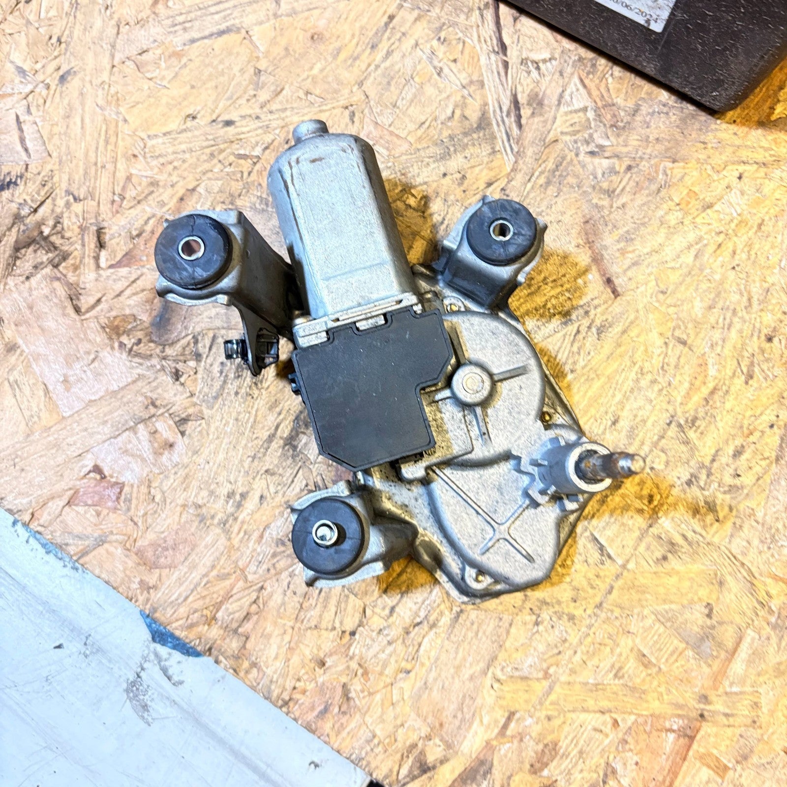 TOYOTA AVENSIS MK2 T250 2003-2008 REAR WIPER MOTOR HATCHBACK 85130-05090