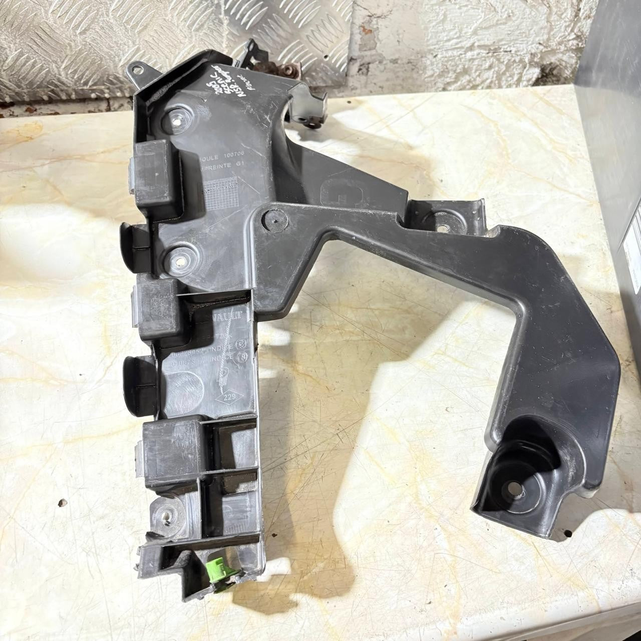 8200228452 RENAULT SCENIC NEAR SIDE REAR BUMPER MOUNT