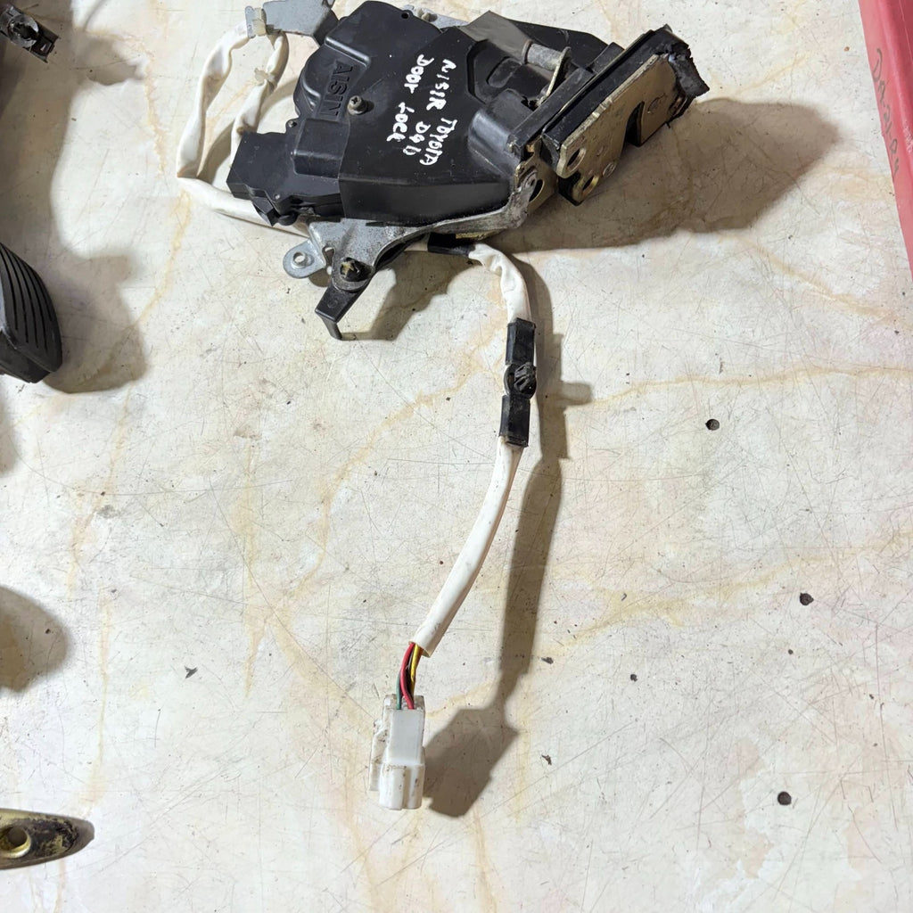 TOYOTA D-4D REAR LEFT PASSENGER N/S/R DOOR LOCK CATCH ACTUATOR MECHANISM