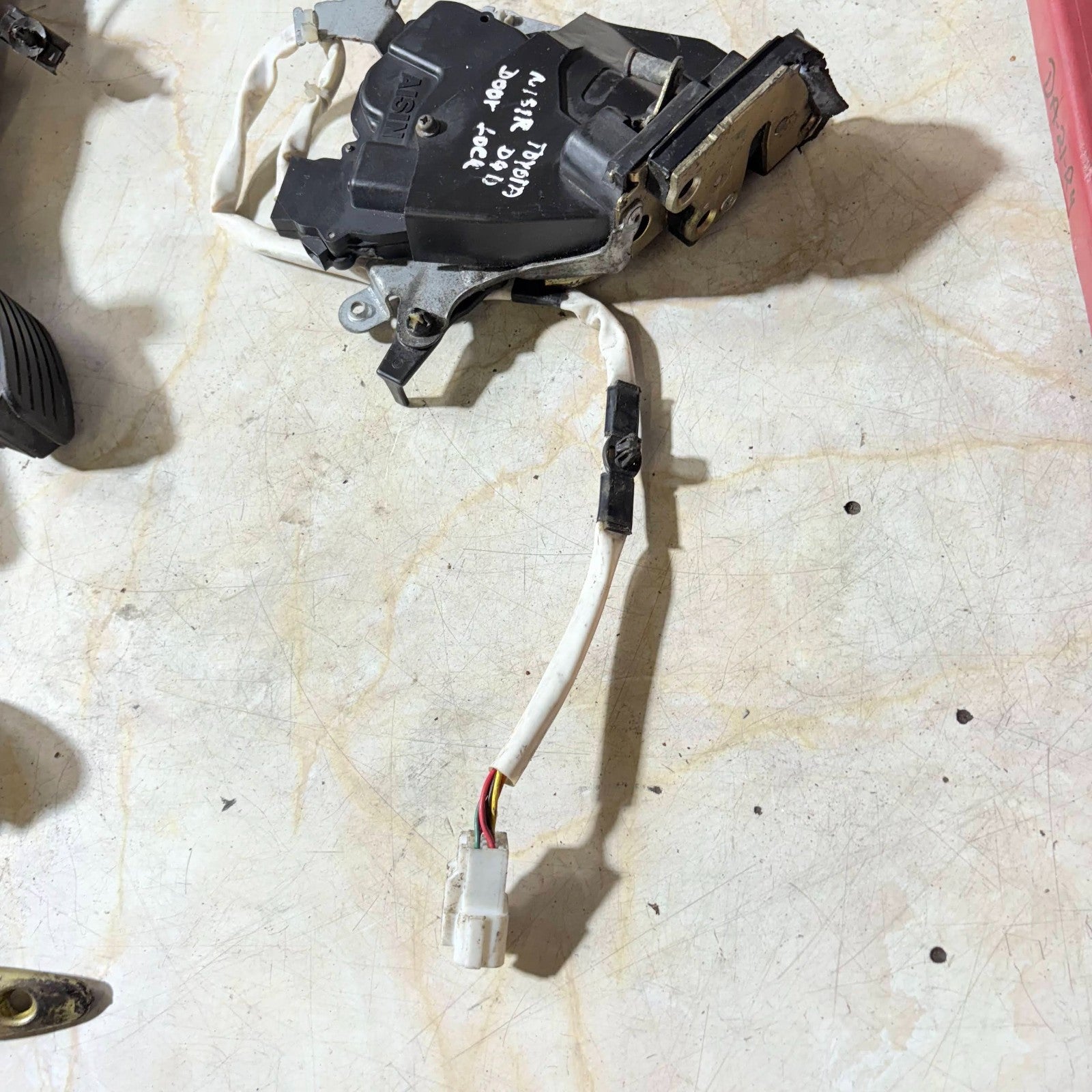 TOYOTA D-4D REAR LEFT PASSENGER N/S/R DOOR LOCK CATCH ACTUATOR MECHANISM