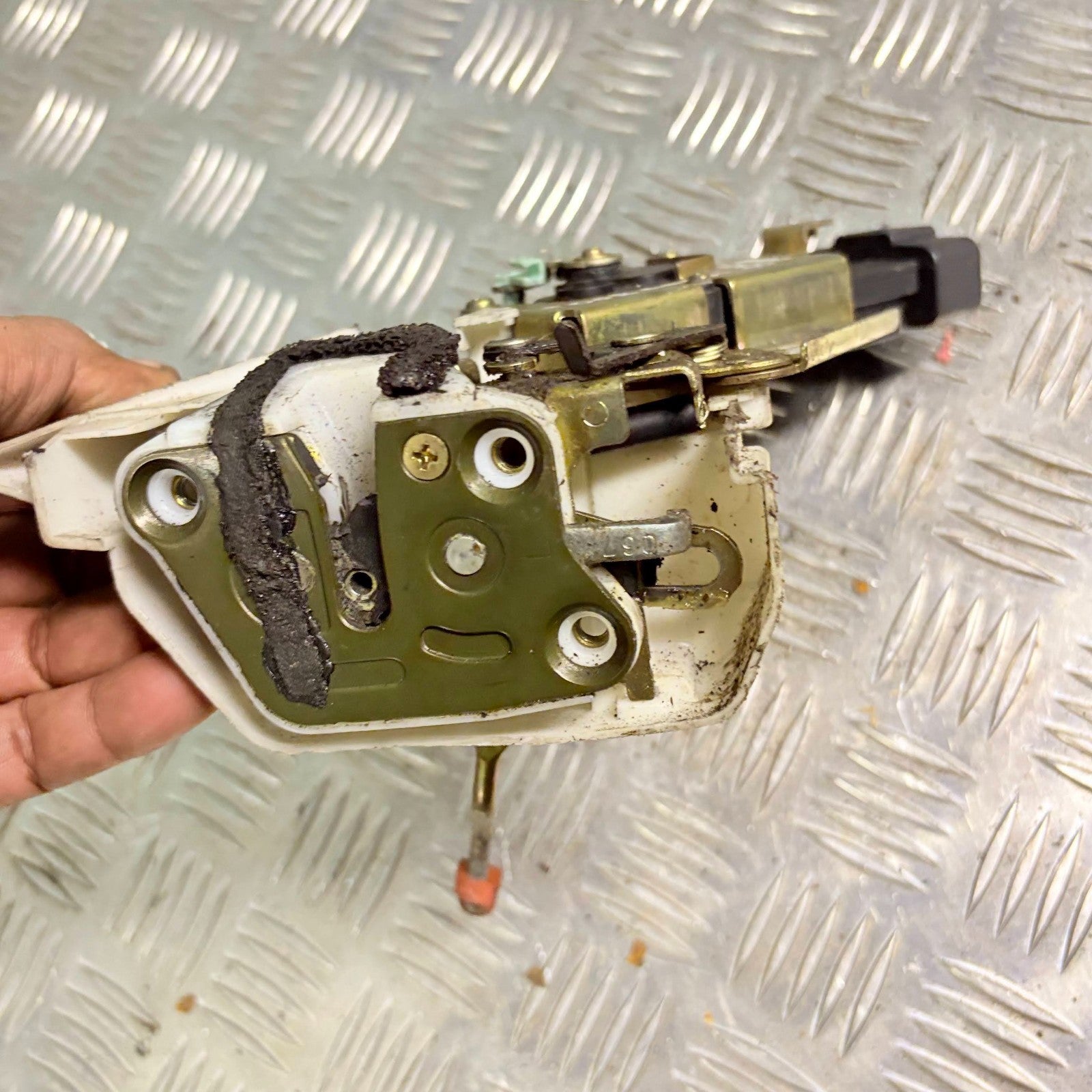 SUZUKI IGNIS 2004 REAR LEFT DOOR LOCK CATCH MECHANISM