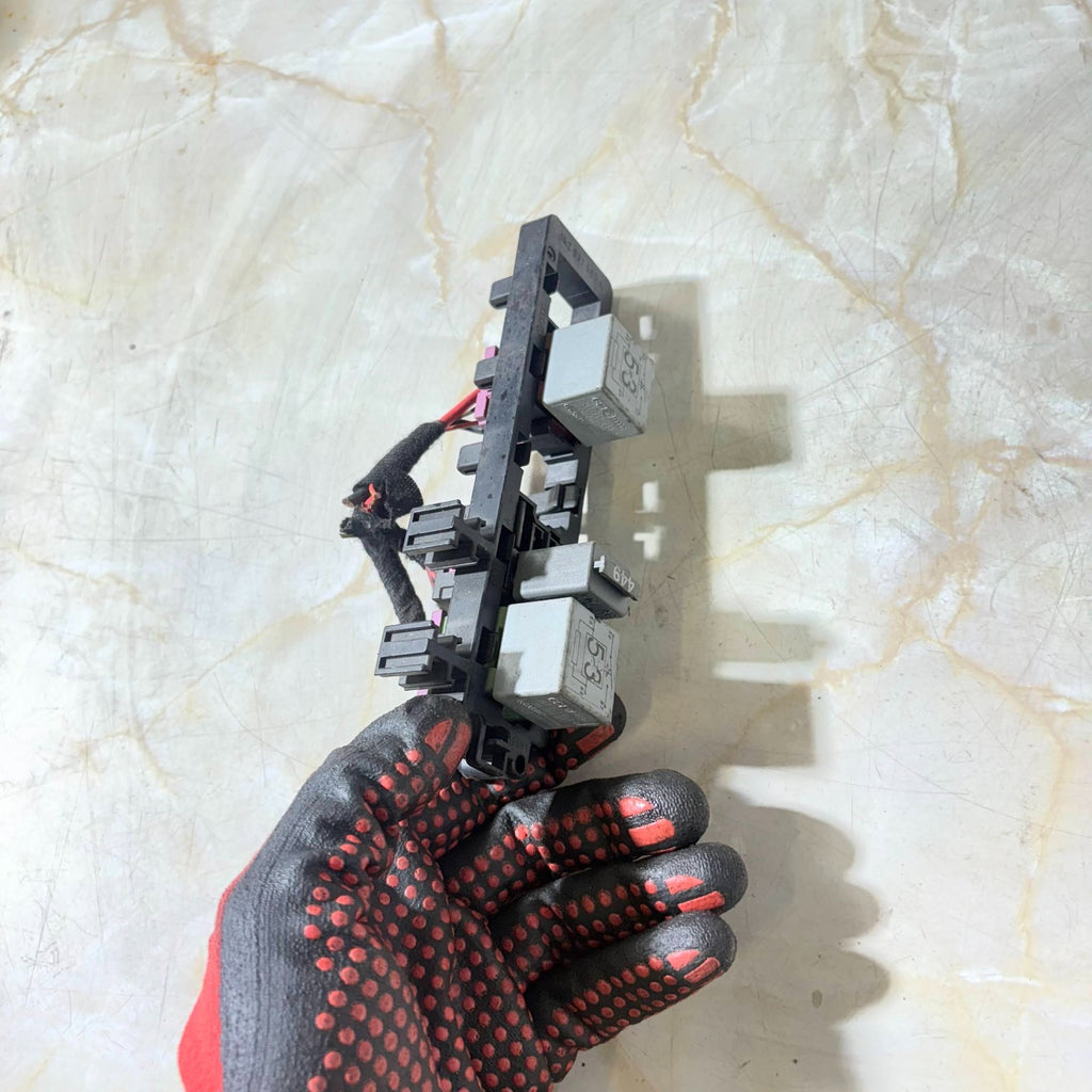 Skoda Superb 2009 Fuse Relay Box Mounting Bracket