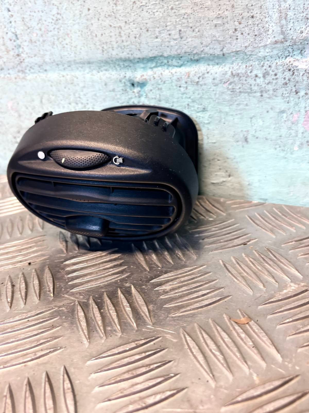 FORD FOCUS 2003 AIR VENT MIDDLE 98AB19893AKW O/S