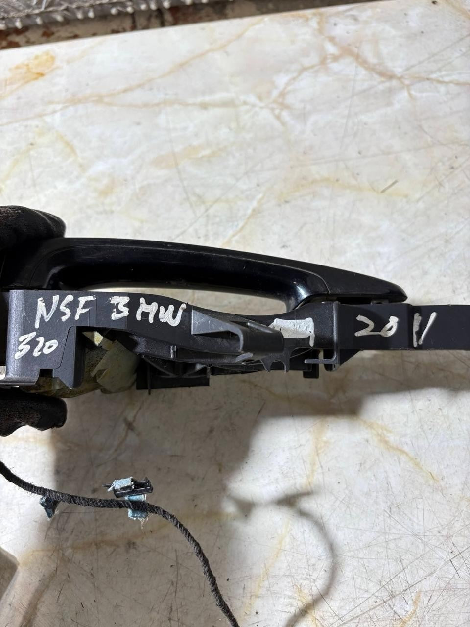 BMW 320D 2011 DOOR HANDLE EXTERIOR NEAR FRONT SIDE