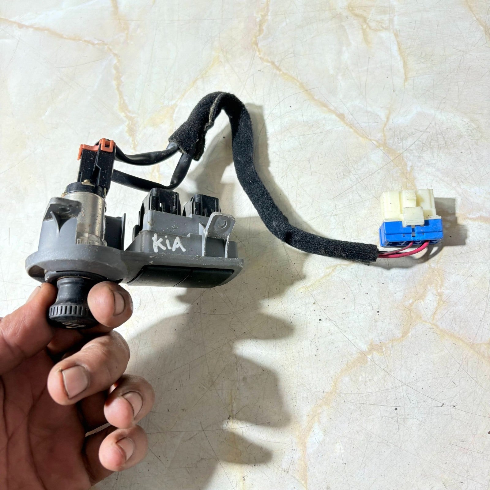 Kia Carens 2000-2006 12V Power Socket Cigarette Lighter & Blank Panel Assy
