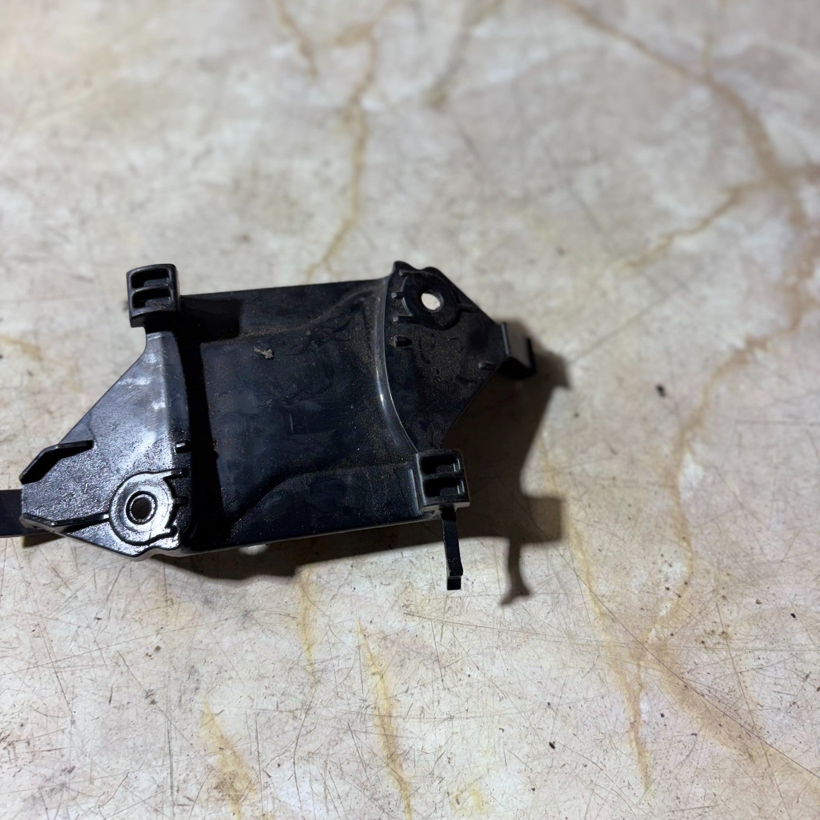 AUDI A6 C6 4F 04-11 FRONT PASSENGER LEFT N/S SEAT BELT GUIDE 4F0857781