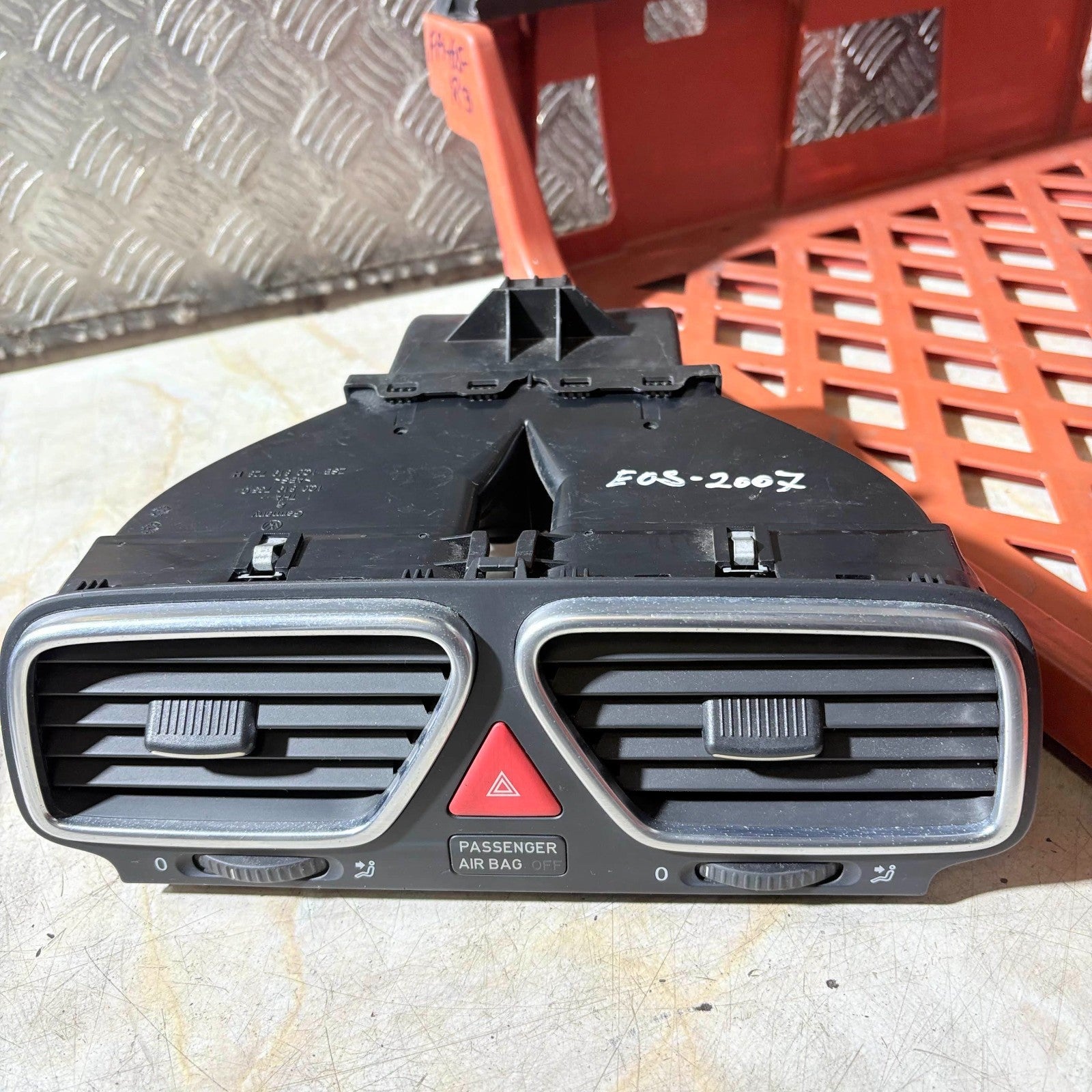 VOLKSWAGEN EOS 2007 CENTER AIR VENT 1Q0819735C 1Q0 819 735 C