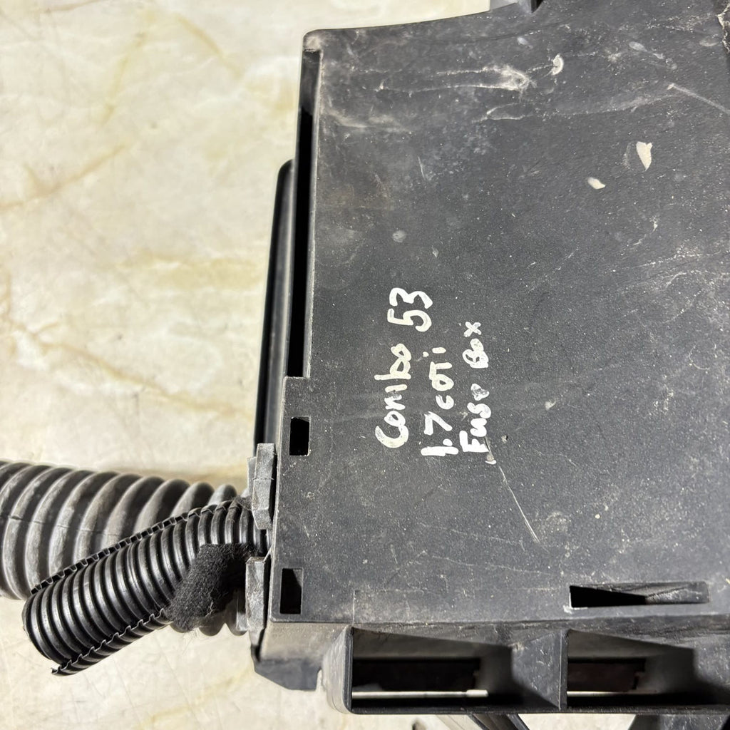 Vauxhall Combo C Mk2 1.7 CDTI Z17DTH Engine Bay Fuse Relay Box Delphi Loom
