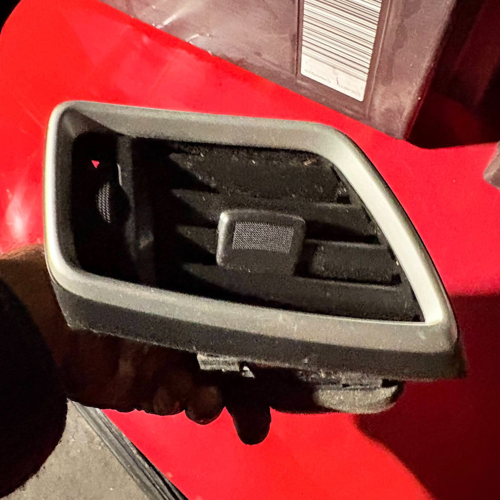Nissan Qashqai 2013 Front Right Driver Side dashboard air vent