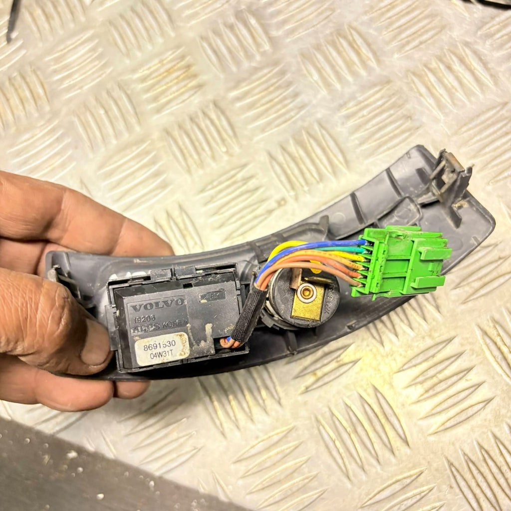 VOLVO S40 1995-2012 POWER SOCKET OUTLET DSTC SWITCH 8691530