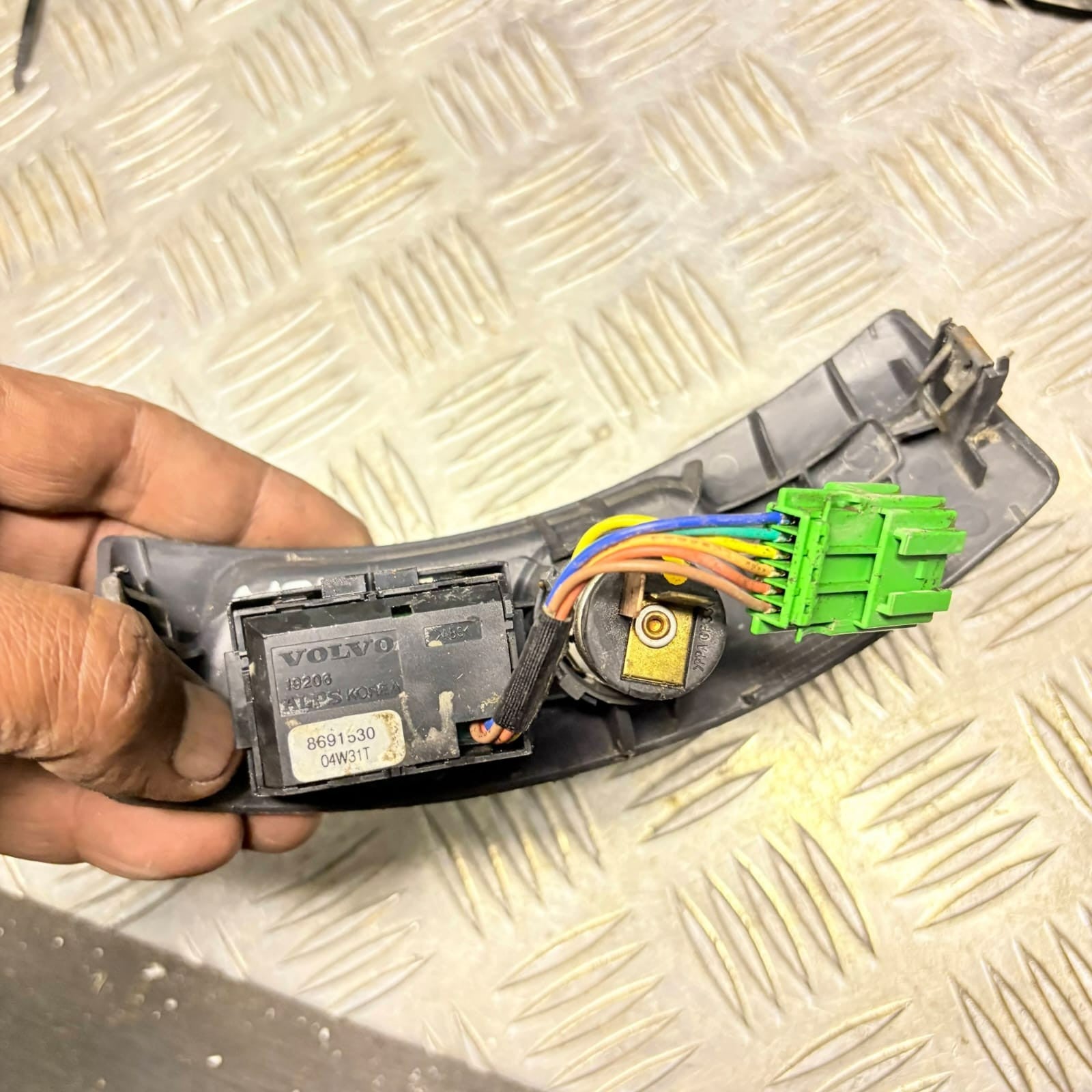 VOLVO S40 1995-2012 POWER SOCKET OUTLET DSTC SWITCH 8691530