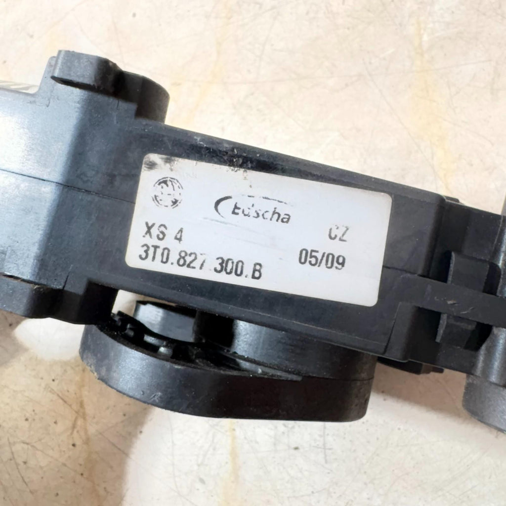 Skoda Superb II 3T sedan actuator flap hinge tailgate right 3T0827300B 2009