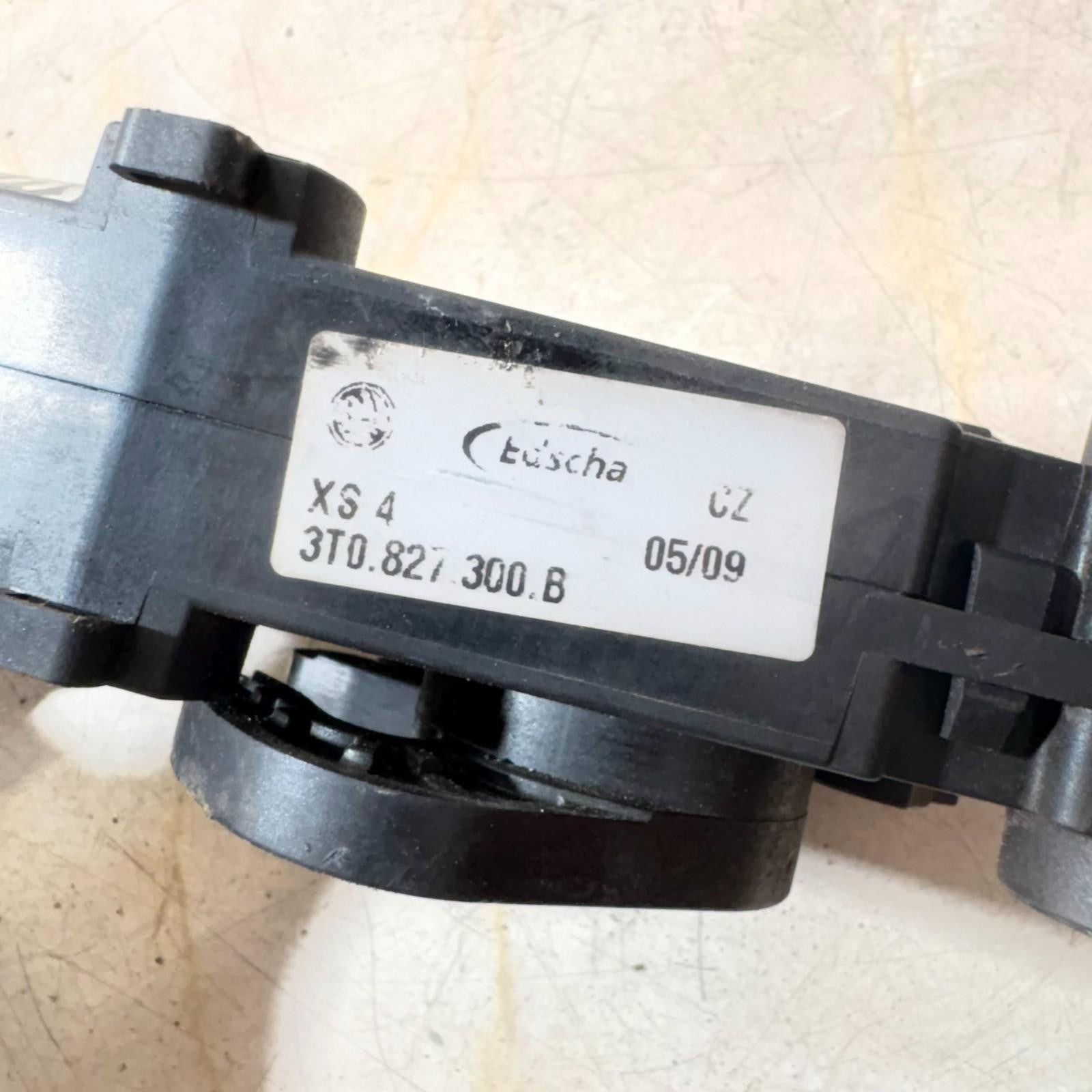 Skoda Superb II 3T sedan actuator flap hinge tailgate right 3T0827300B 2009
