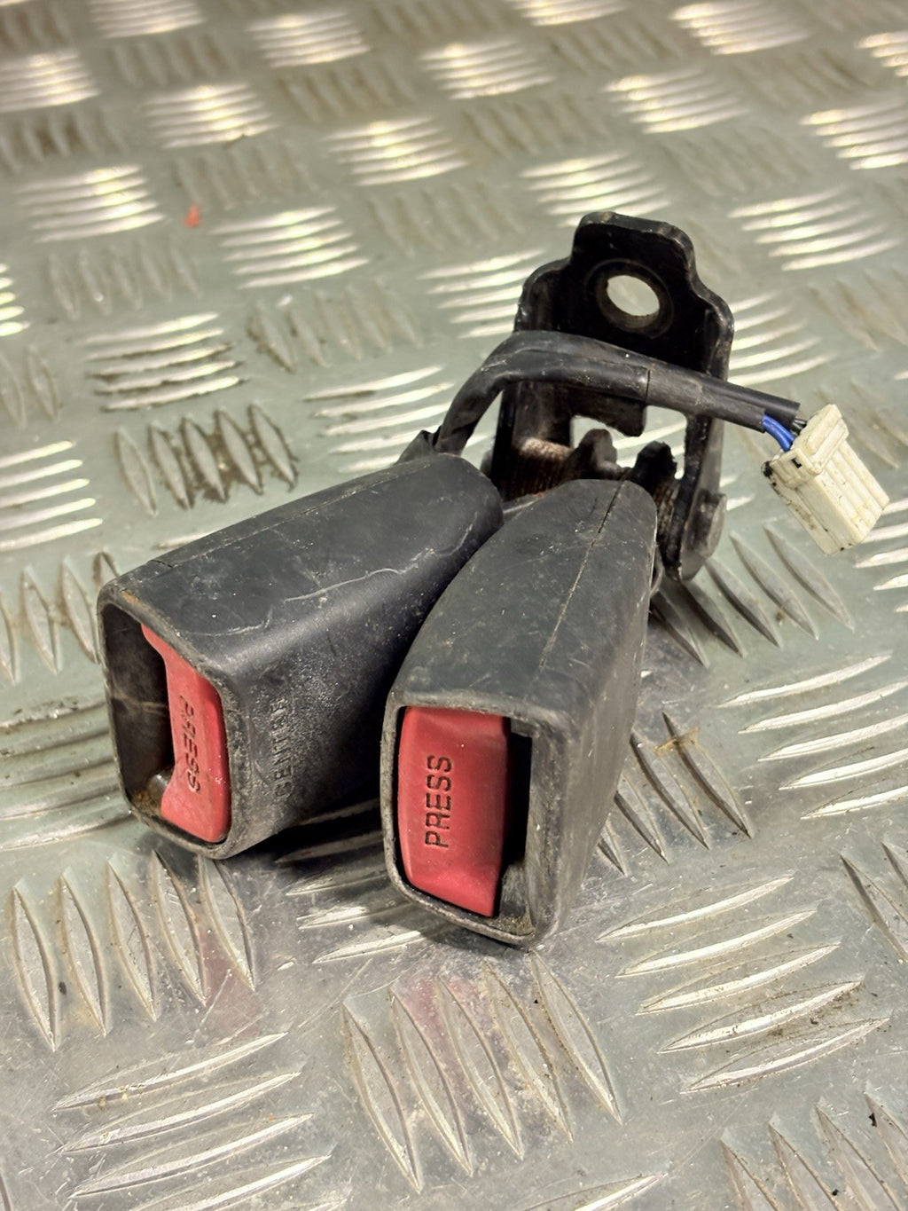 Kia Ceed ED MK1 2006-2012 Twin Rear Seat Belt Buckle Stalk