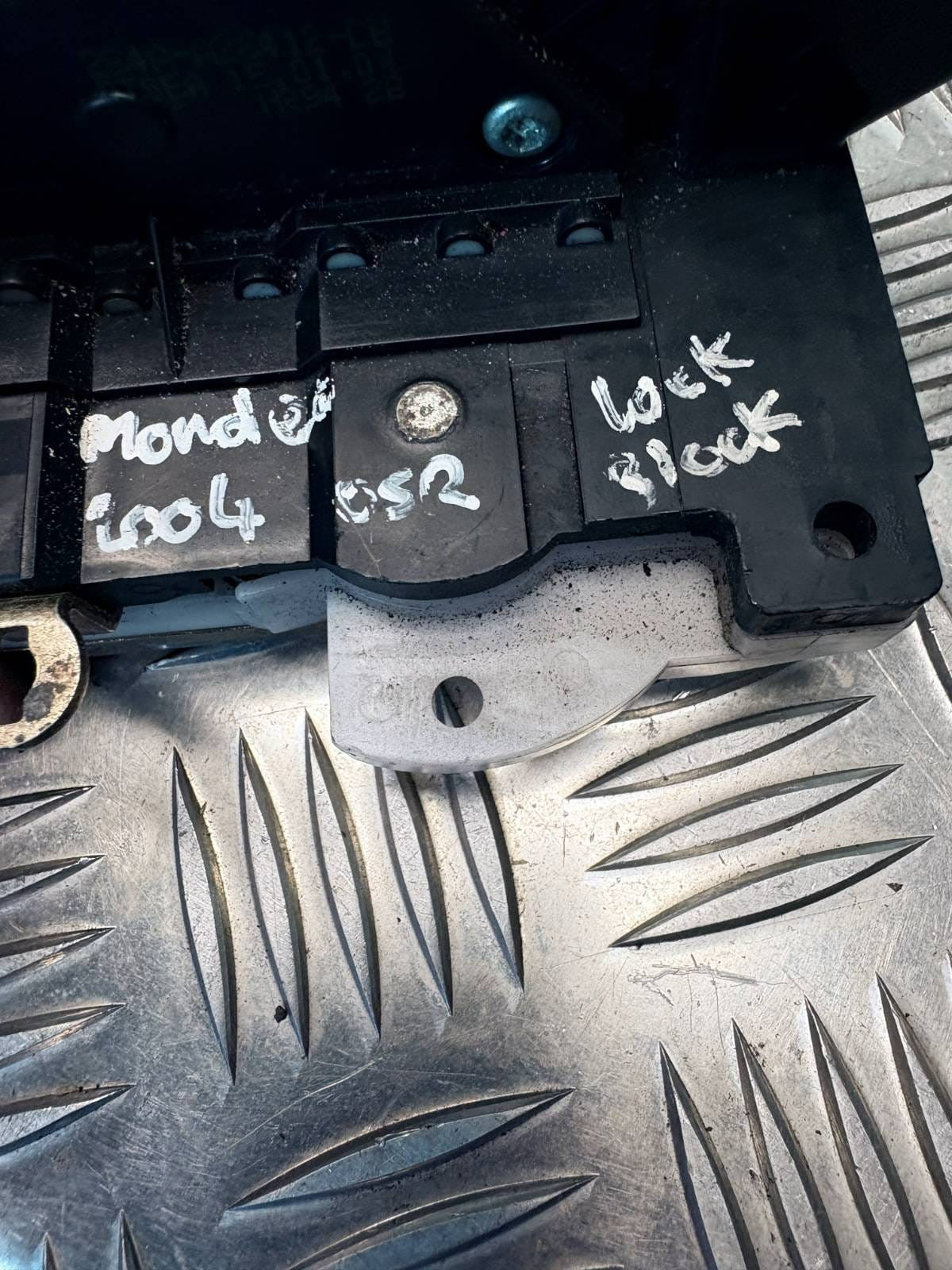 FORD FOCUS REAR RIGHT DOOR CENTRAL LOCKING MECHANISM 2S4A-A26412-CB C330 2000-07