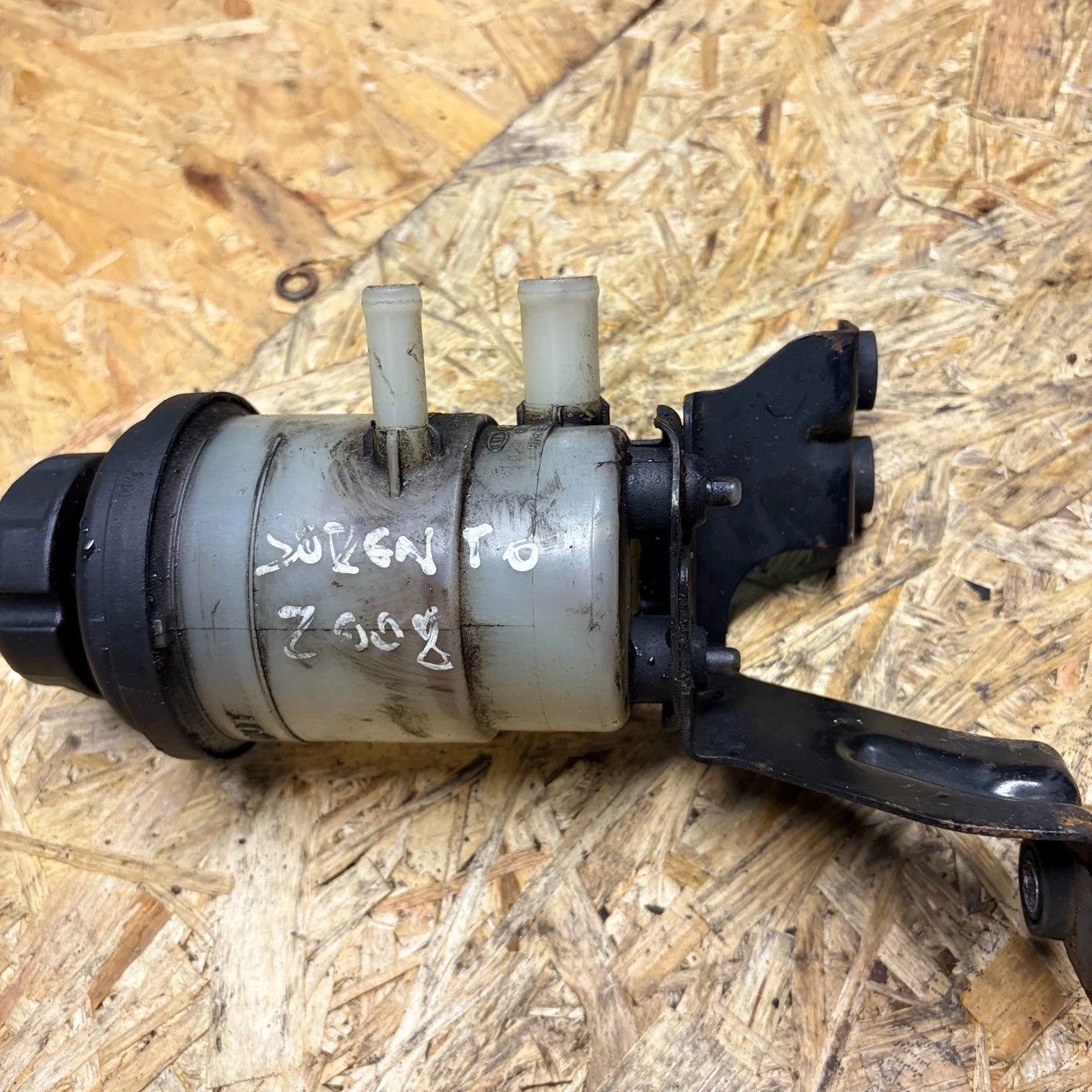 Kia Sorento BL Power Steering Reservoir Tank 57150-3E100 Bracket 2006-2008