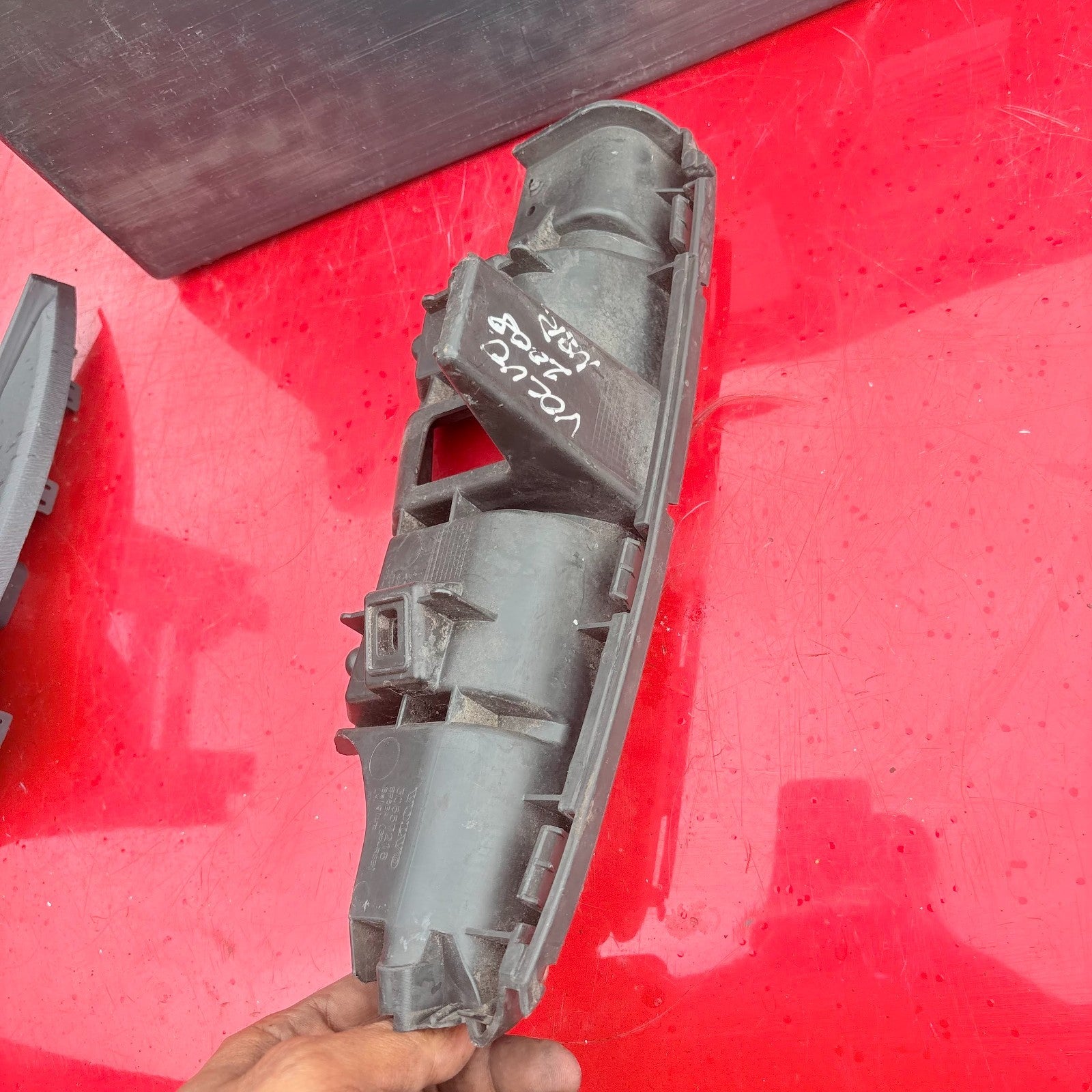 VOLVO Passenger Side Rear Left BUMPER BRACKET 30657218