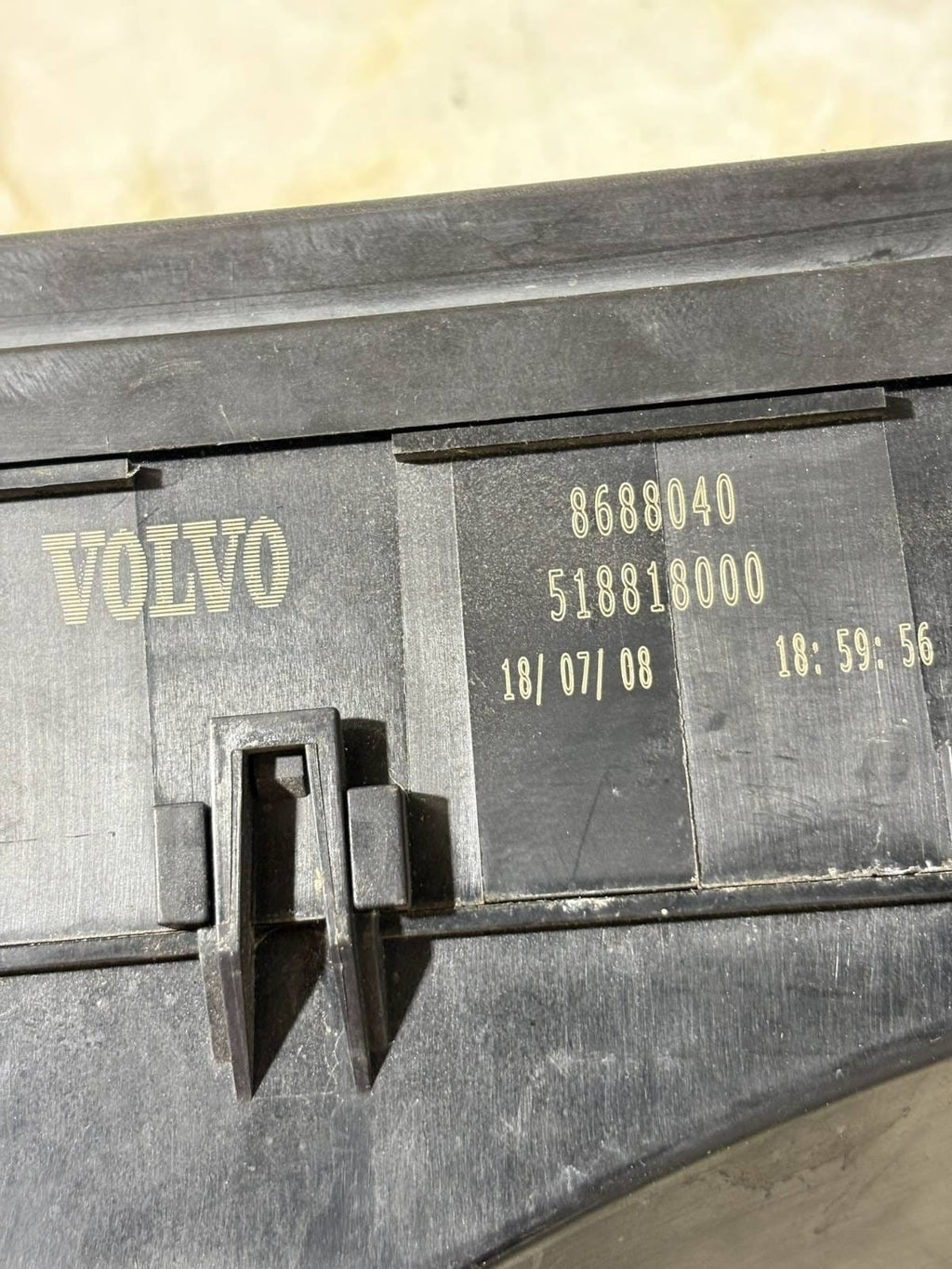 VOLVO C30 MK1 06-12 FUSE BOX 8688040
