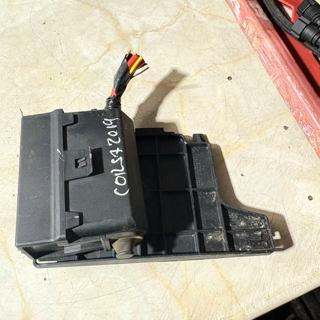 2019 VAUXHALL CORSA E FUSE RELAY BOX 13359061