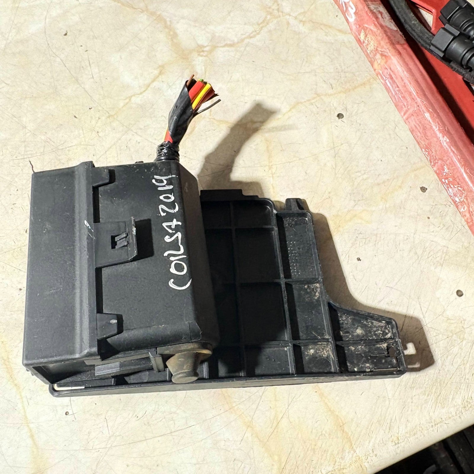 2019 VAUXHALL CORSA E FUSE RELAY BOX 13359061
