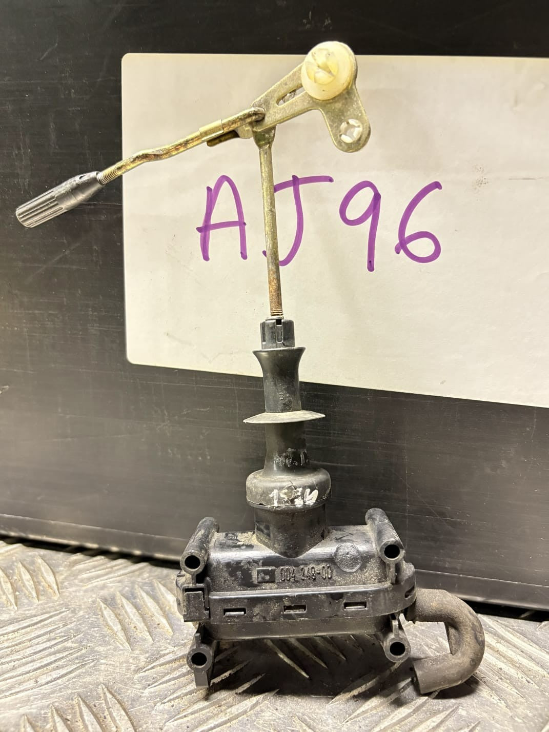 Mercedes W201 82-93 W124 84-96 W126 79-92 Door Lock Vacuum Actuator A0008007975