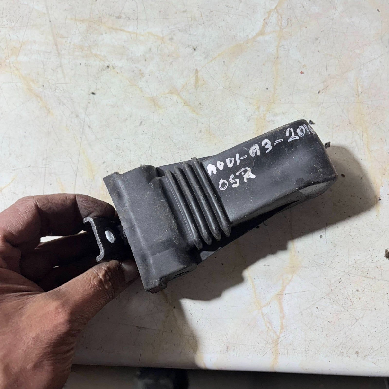 2016 AUDI A3 SPORTBACK REAR RIGHT DOOR HINGE CHECK STRAP STOPPER