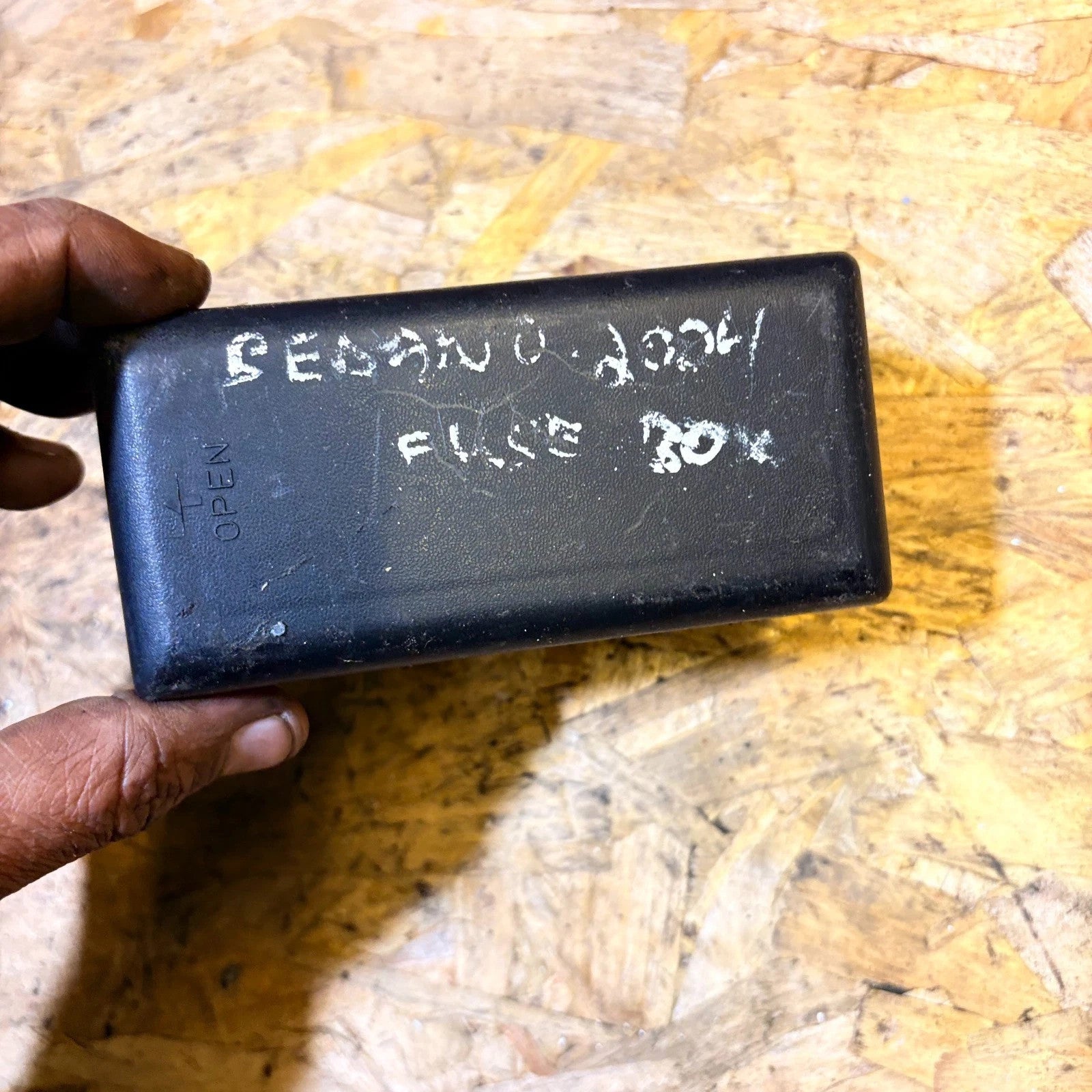 Kia Sedona/Carnival 2001-2006 Under Bonnet Fuse/Relay Box Lid Cover