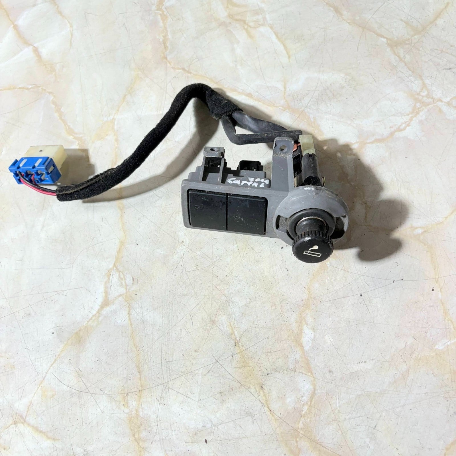 Kia Carens 2000-2006 12V Power Socket Cigarette Lighter & Blank Panel Assy