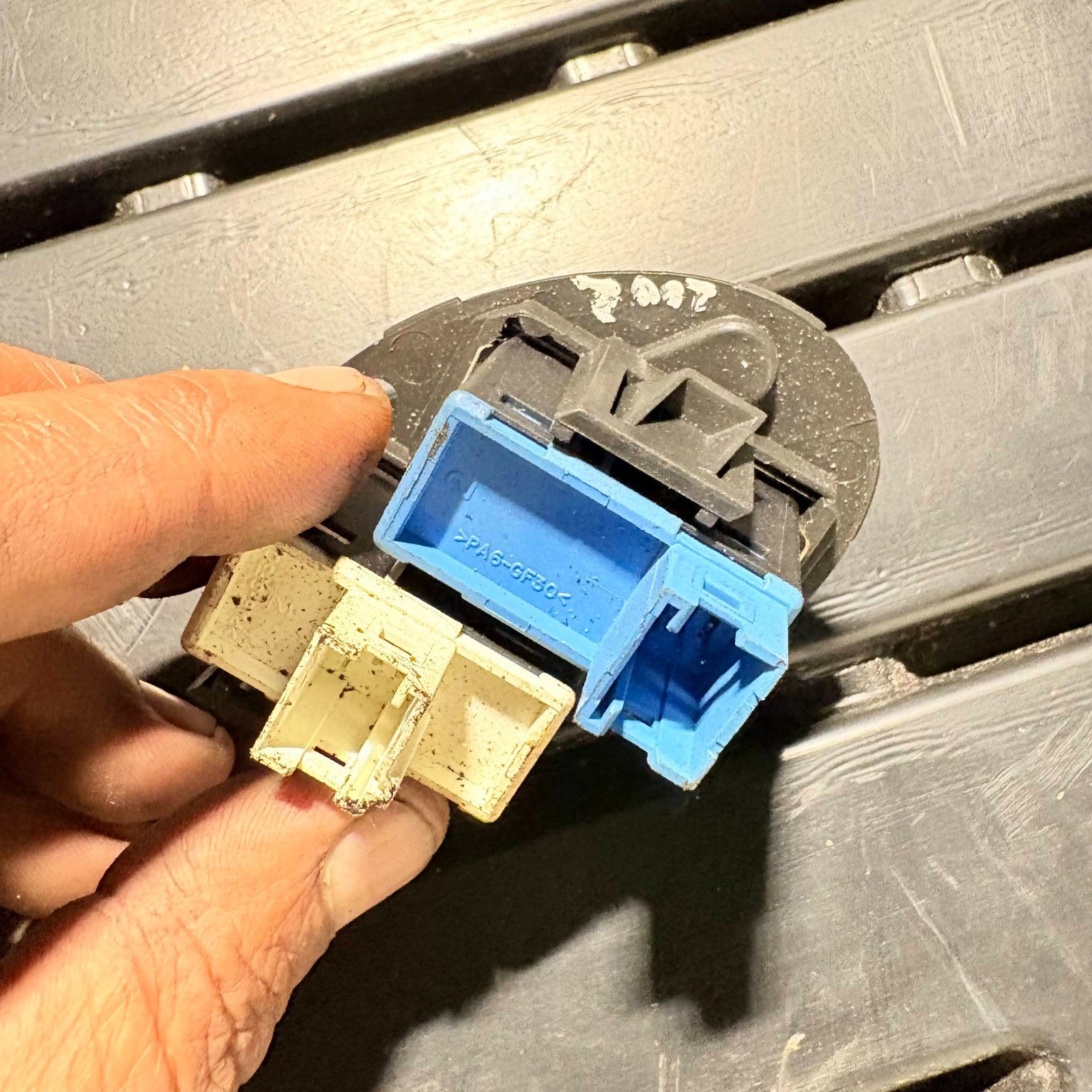 MG 2002-2005 REG HAZARD WARNING/CENTRAL LOCK UNLOCK SWITCH