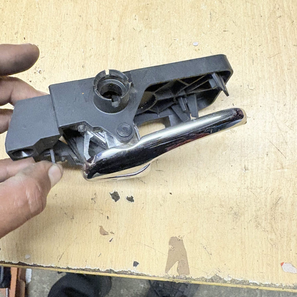 JAGUAR 2001-2009 X400 DRIVER REAR INTERIOR DOOR HANDLE (OSR)
