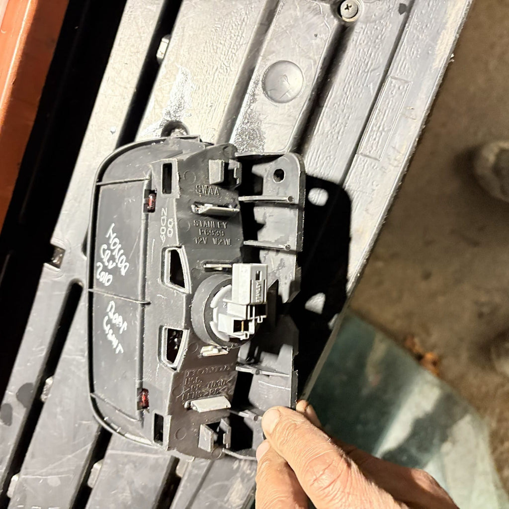 Honda CR-V 2010 Third brake center stop light P6939 LIQ10335