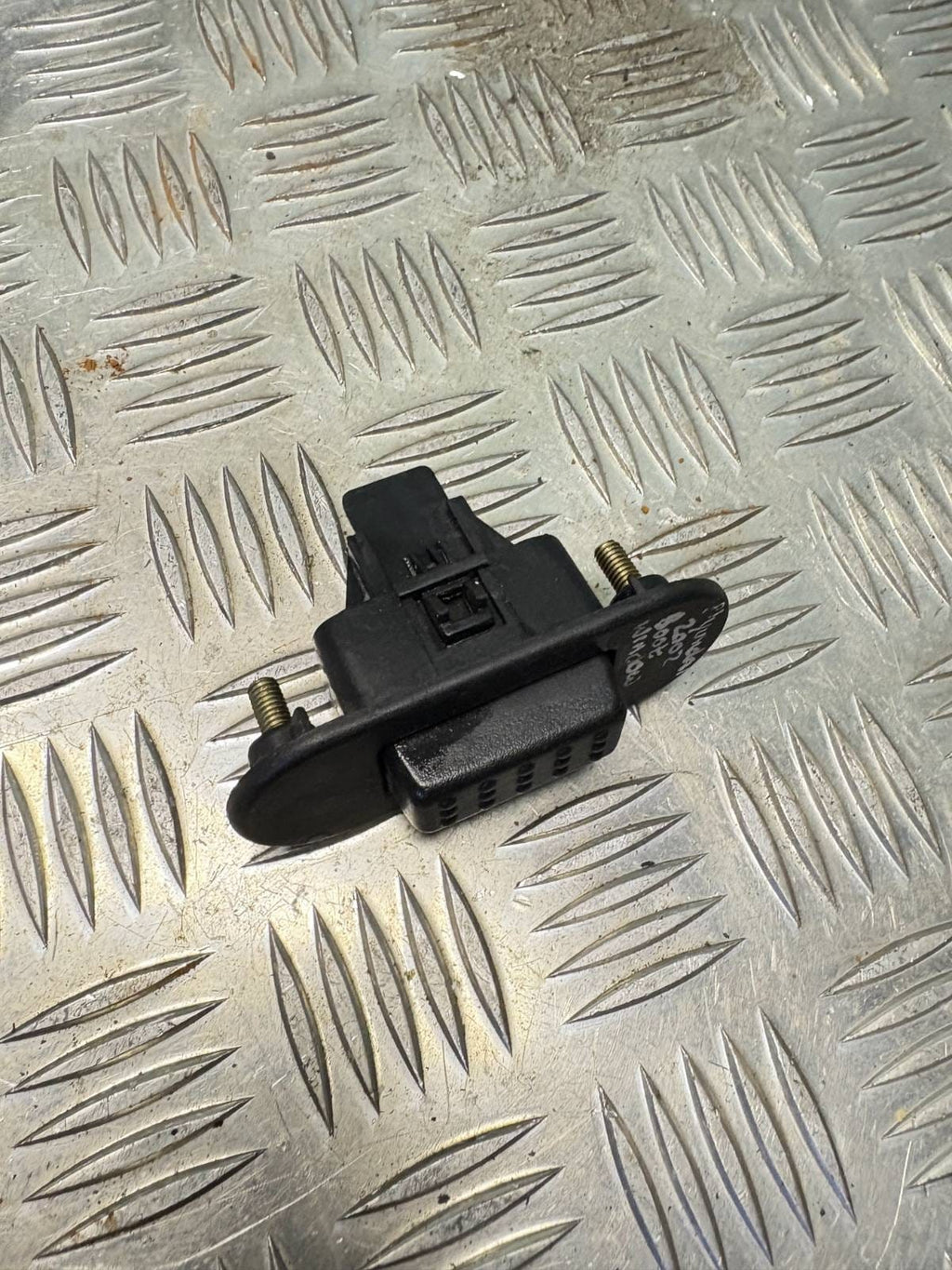 HYUNDAI 2002 BOOT TAILGATE WINDOW RELEASE SWITCH BUTTON