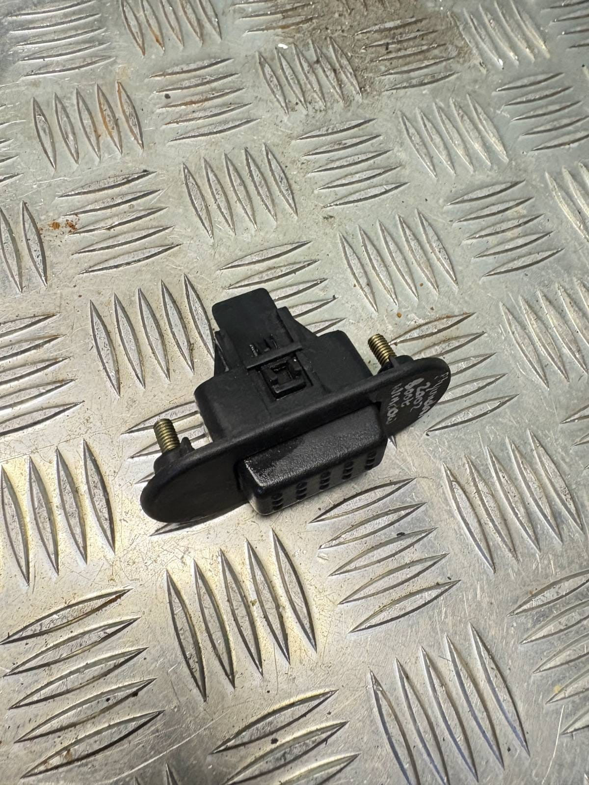HYUNDAI 2002 BOOT TAILGATE WINDOW RELEASE SWITCH BUTTON