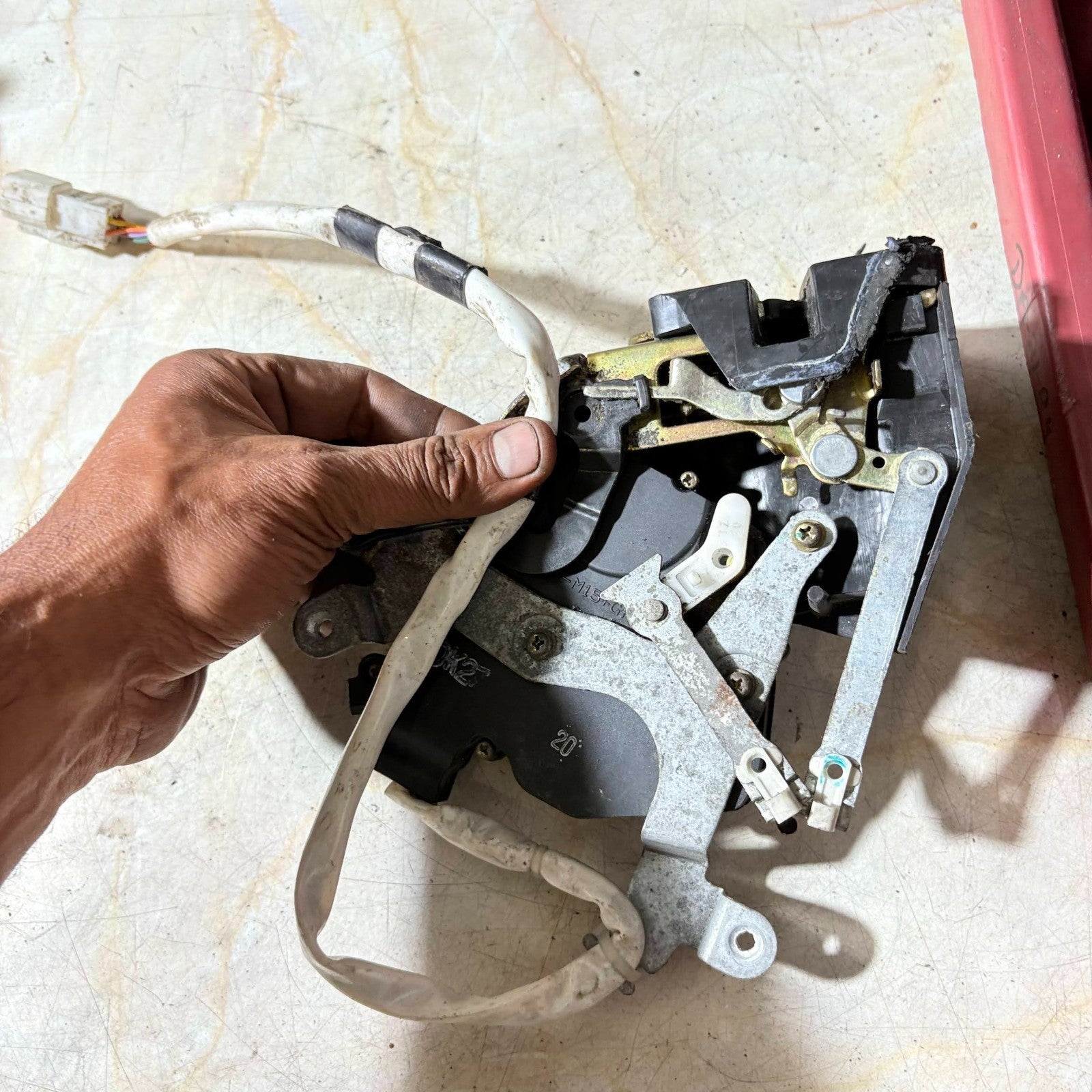 TOYOTA D-4D REAR LEFT PASSENGER N/S/R DOOR LOCK CATCH ACTUATOR MECHANISM