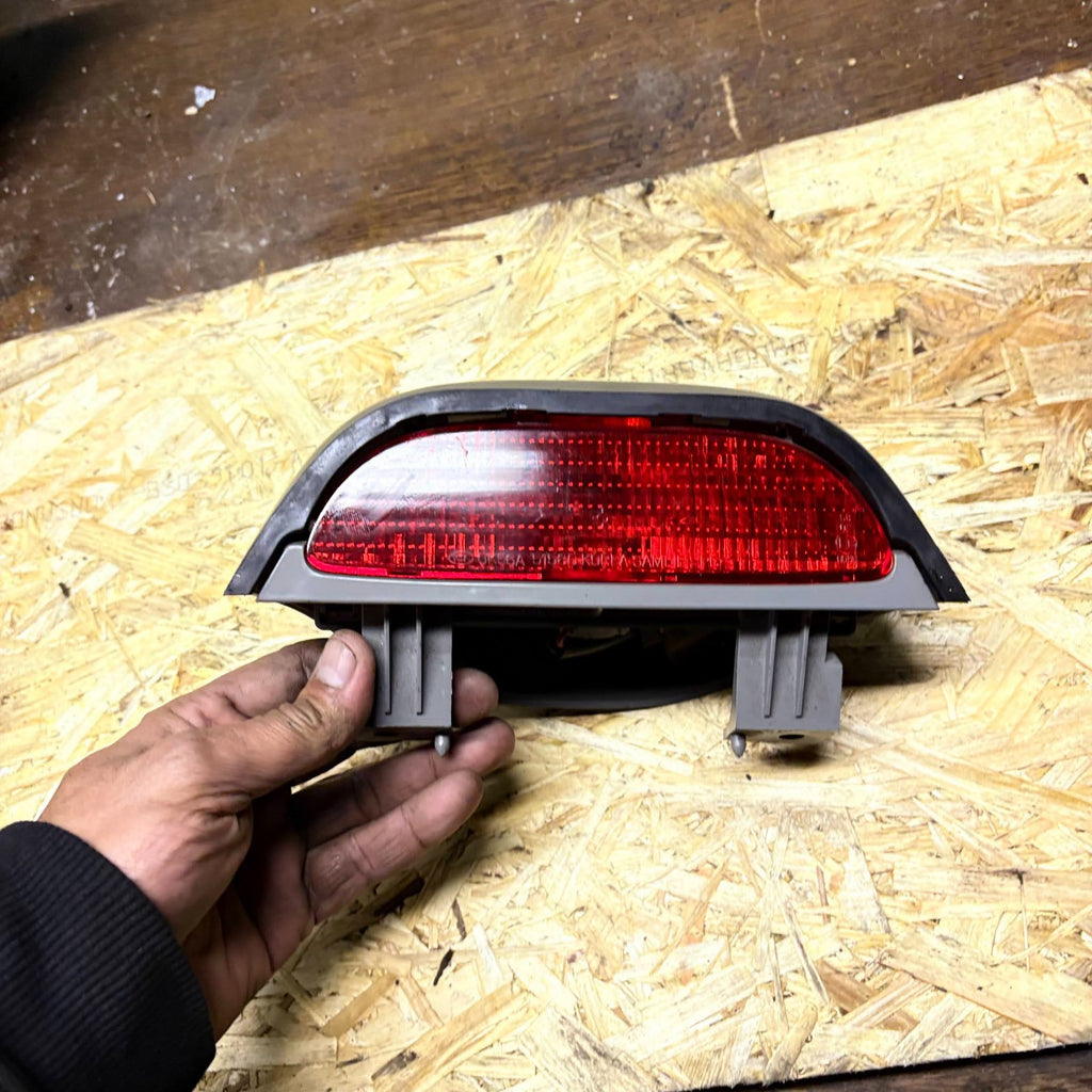 Kia Sedona 2004-2005 0K52Y51580BCY High Level Third Brake Light Tailgate