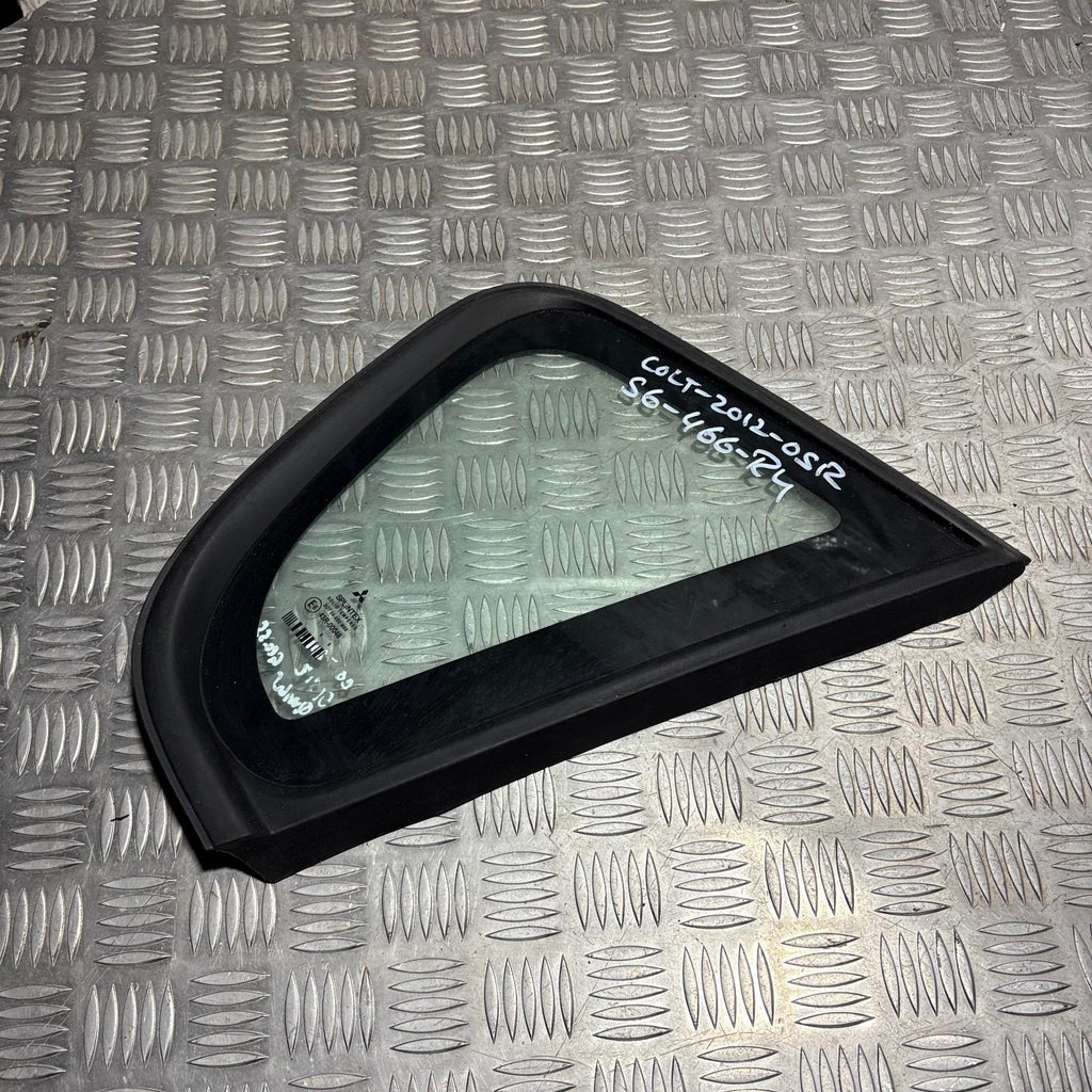 MITSUBISHI COLT MK6 Z30 5 DR REAR RIGHT QUARTER WINDOW GLASS 2004-2013 MR957060