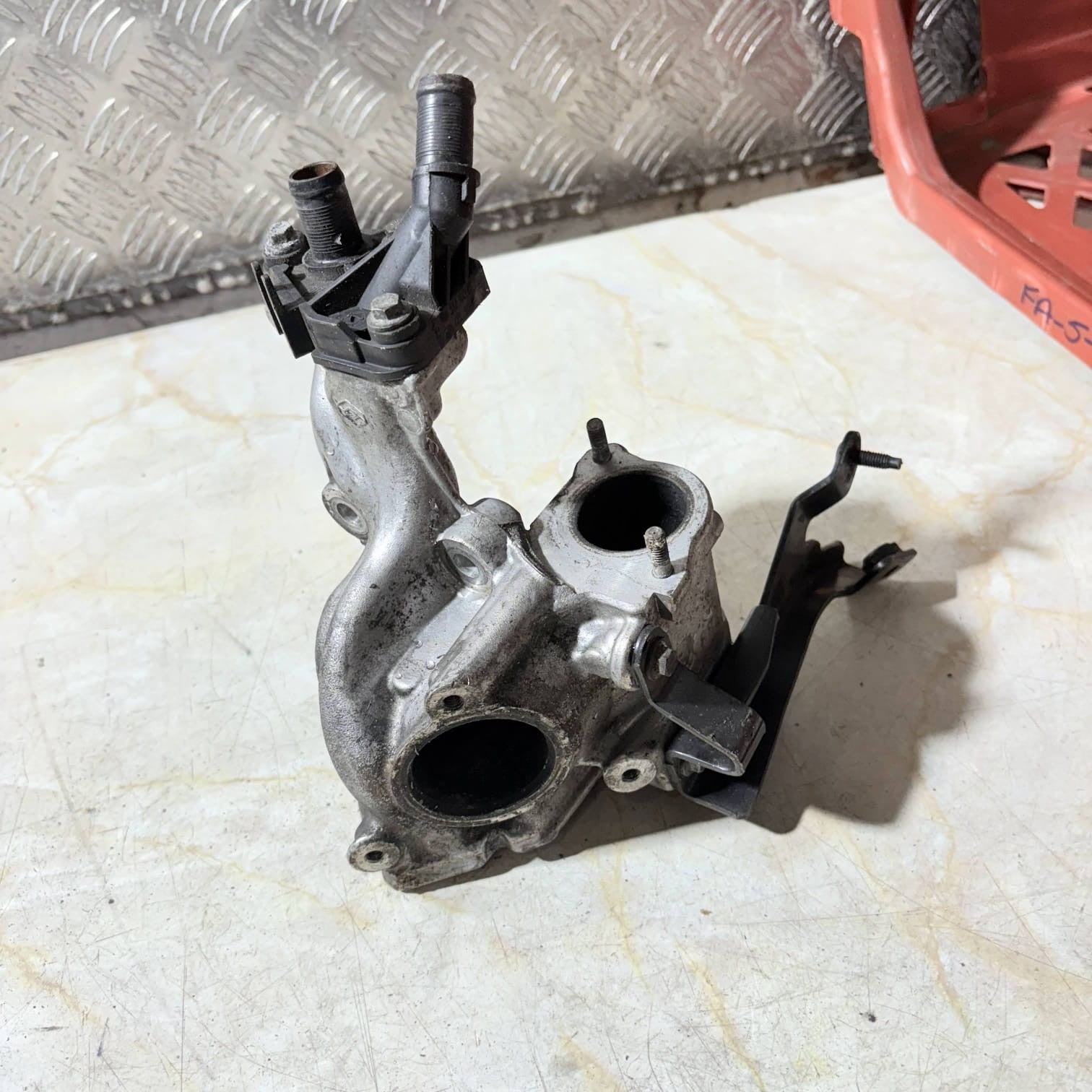 NISSAN QASHQAI TEKNA 1.5 DCI EGR VALVE COOLER HOUSING BRACKET FLANG 3-52301