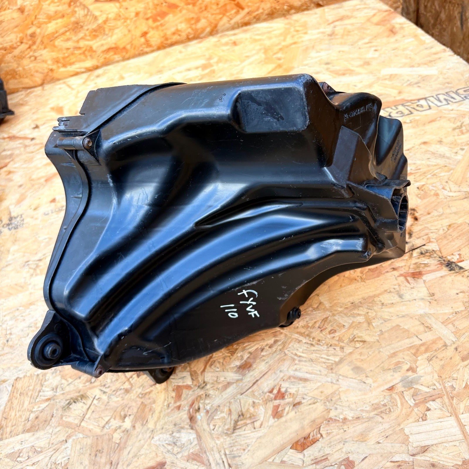 BMW 1 SERIES E87 116I 2004-2011 AIRBOX INTAKE FILTER HOUSING 13717523628
