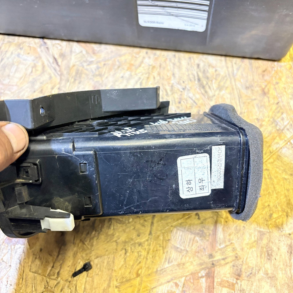 KIA SOUL FRONT CENTRE MIDDLE DASH HEATER AIR VENT LEFT SIDE 97450-2K000 2008-14