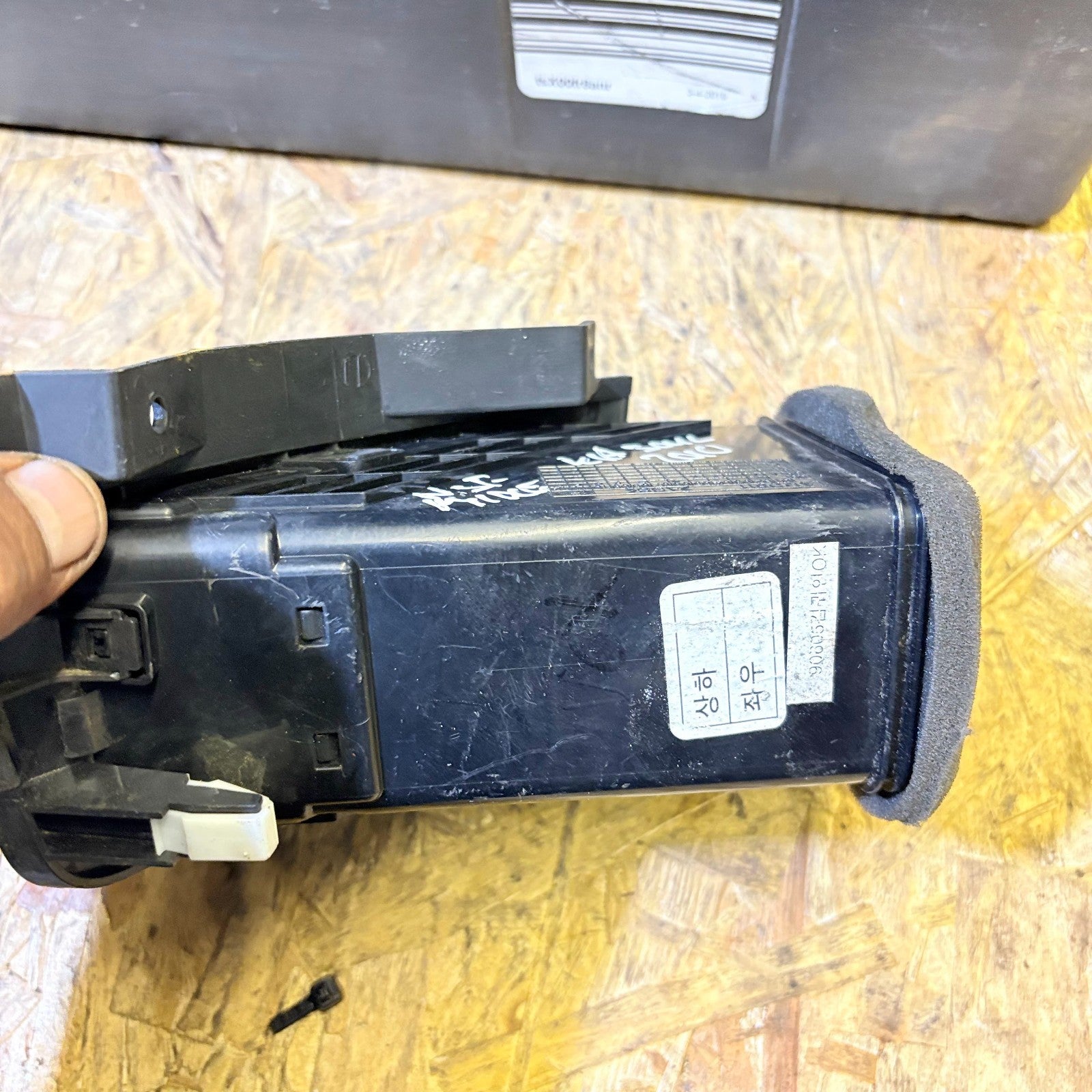 KIA SOUL FRONT CENTRE MIDDLE DASH HEATER AIR VENT LEFT SIDE 97450-2K000 2008-14