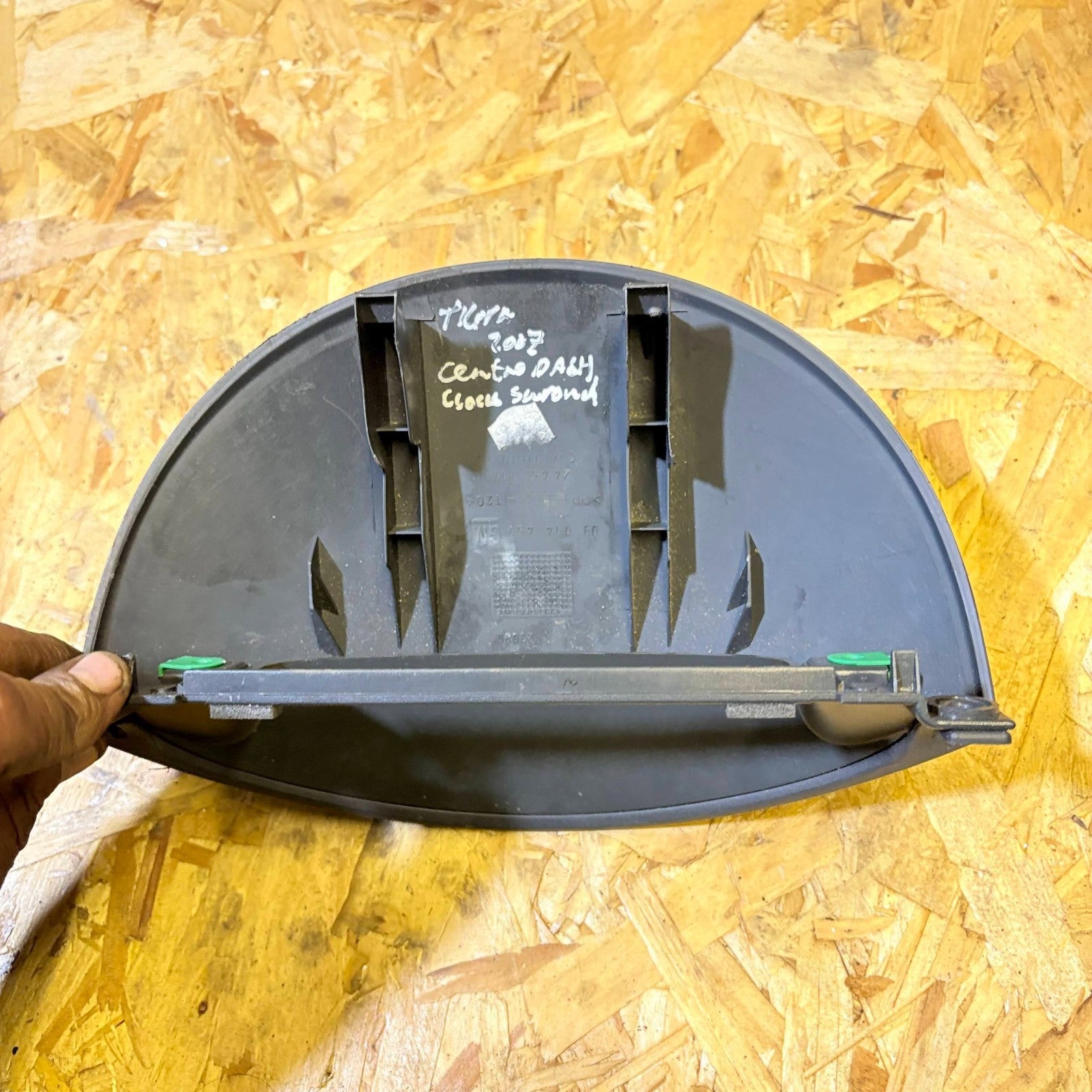 Vauxhall Tigra 2007CENTRE DASH CLOCK DISPLAY SURROUND TRIM 09114457