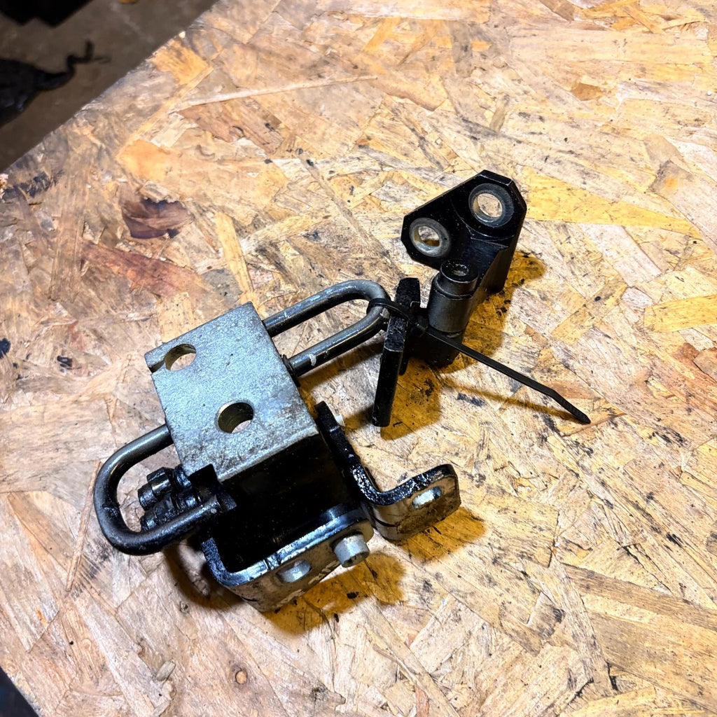 2005 VW TOUAREG REAR DOOR HINGE BOTTOM RIGHT O/S