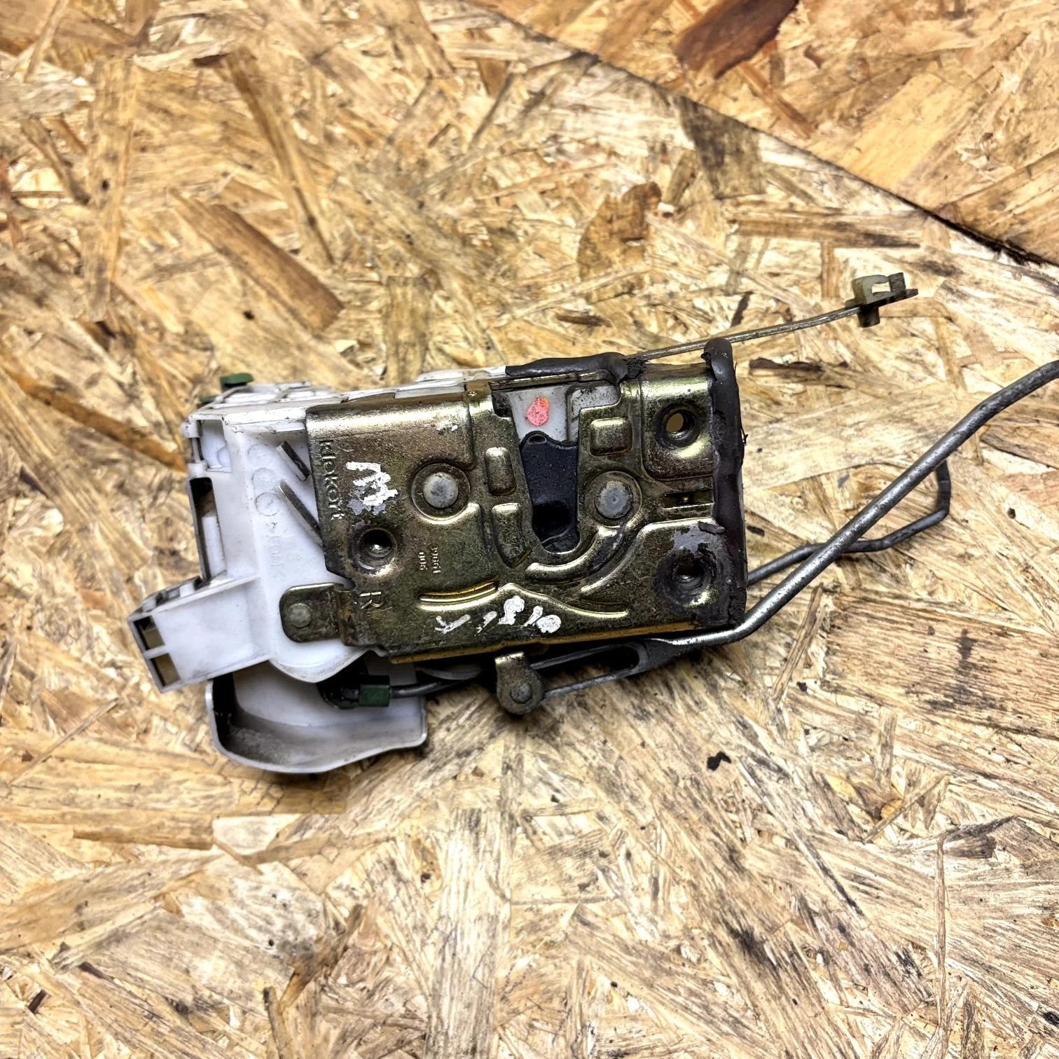 6904005081 front door lock lh for TOYOTA AVENSIS BERLINA (T 22) 1997 5664478 OSF