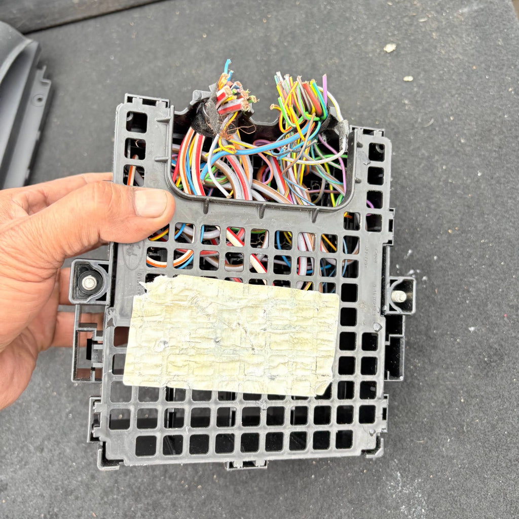 2011 Ford Fiesta Fuse Box 8V5T-14A005-DKE