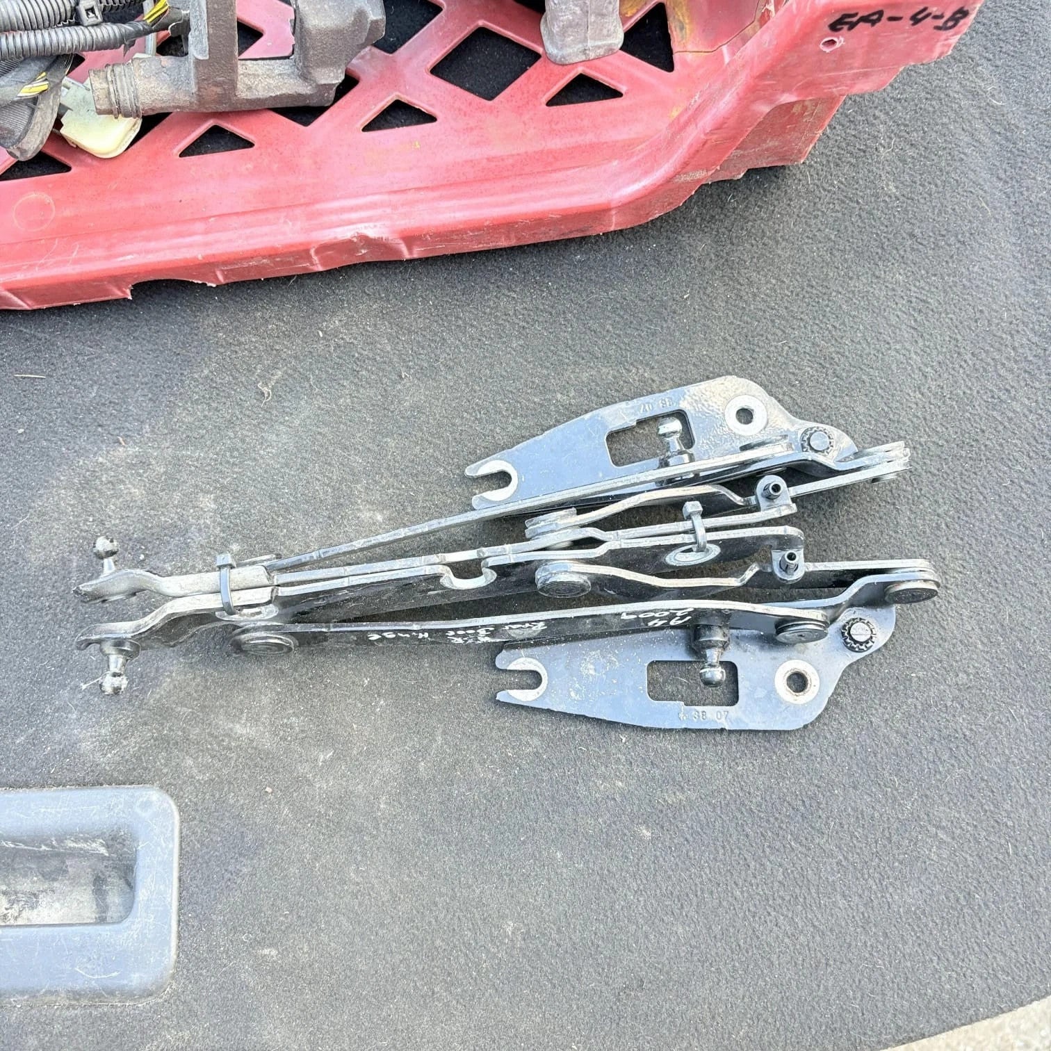 Audi A4 B6/B7 2002-08 Seat Exeo 2009-14 Rear Boot Lid Hinge Pair 8E5827301G/302G