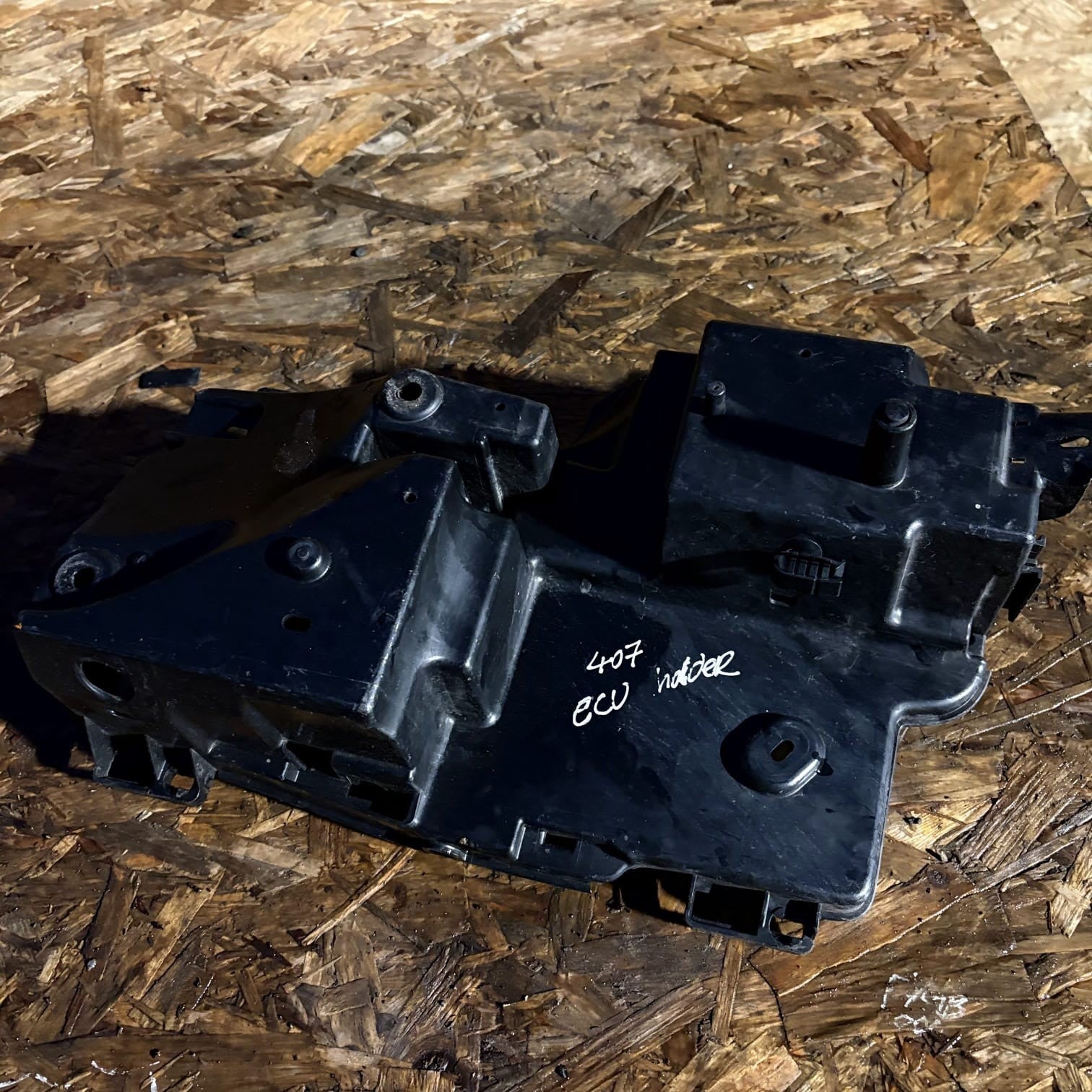 Peugeot 407 SW Estate ECU Fuse Box Holder Tray Engine Bay 96448558 04-11